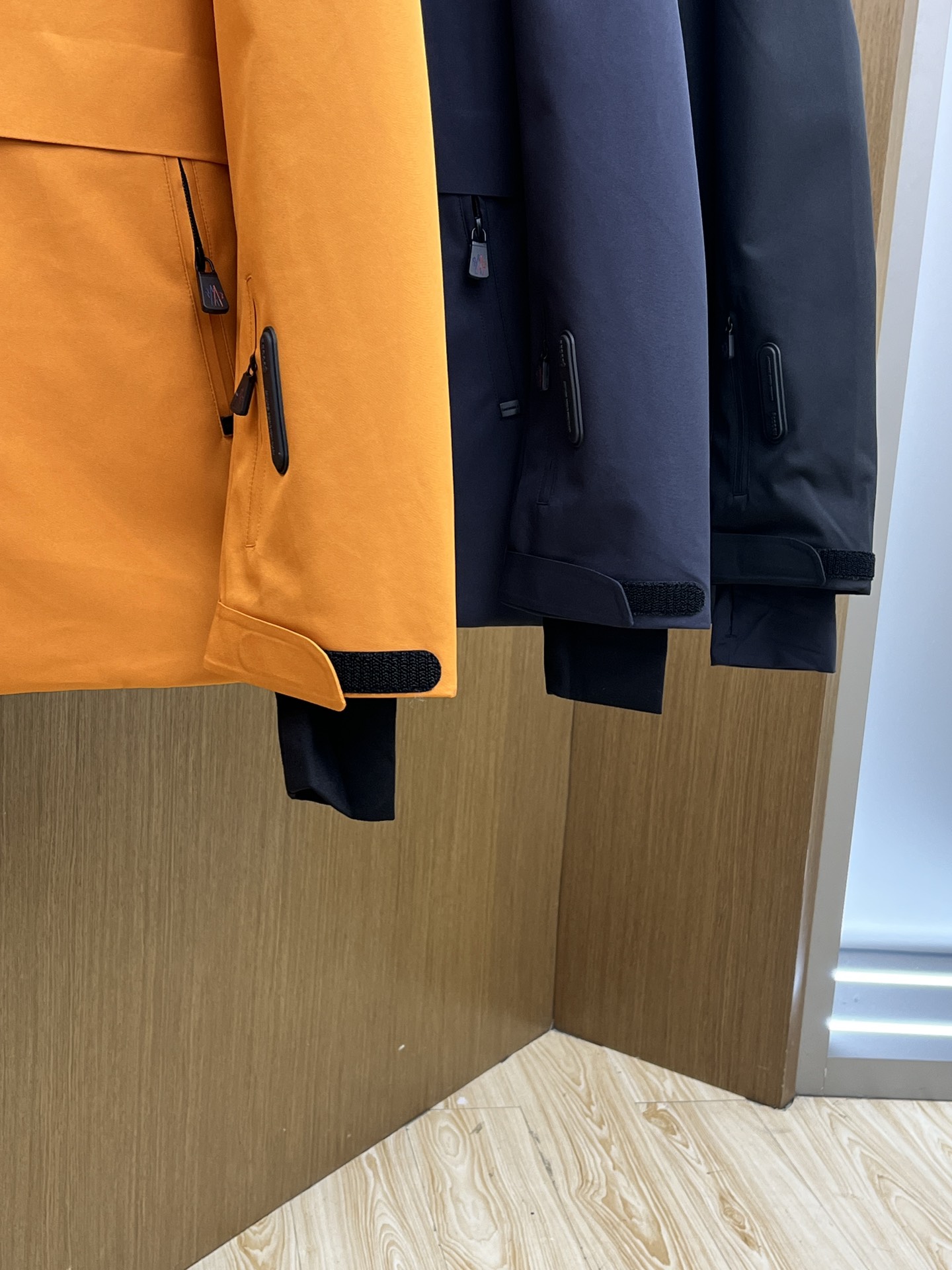 价格修正 秋冬羽绒 羽绒服 MOC秋冬经典滑雪系列高密度尼龙压胶防水羽绒服夹克，男士刺绣徽章连帽立领户外