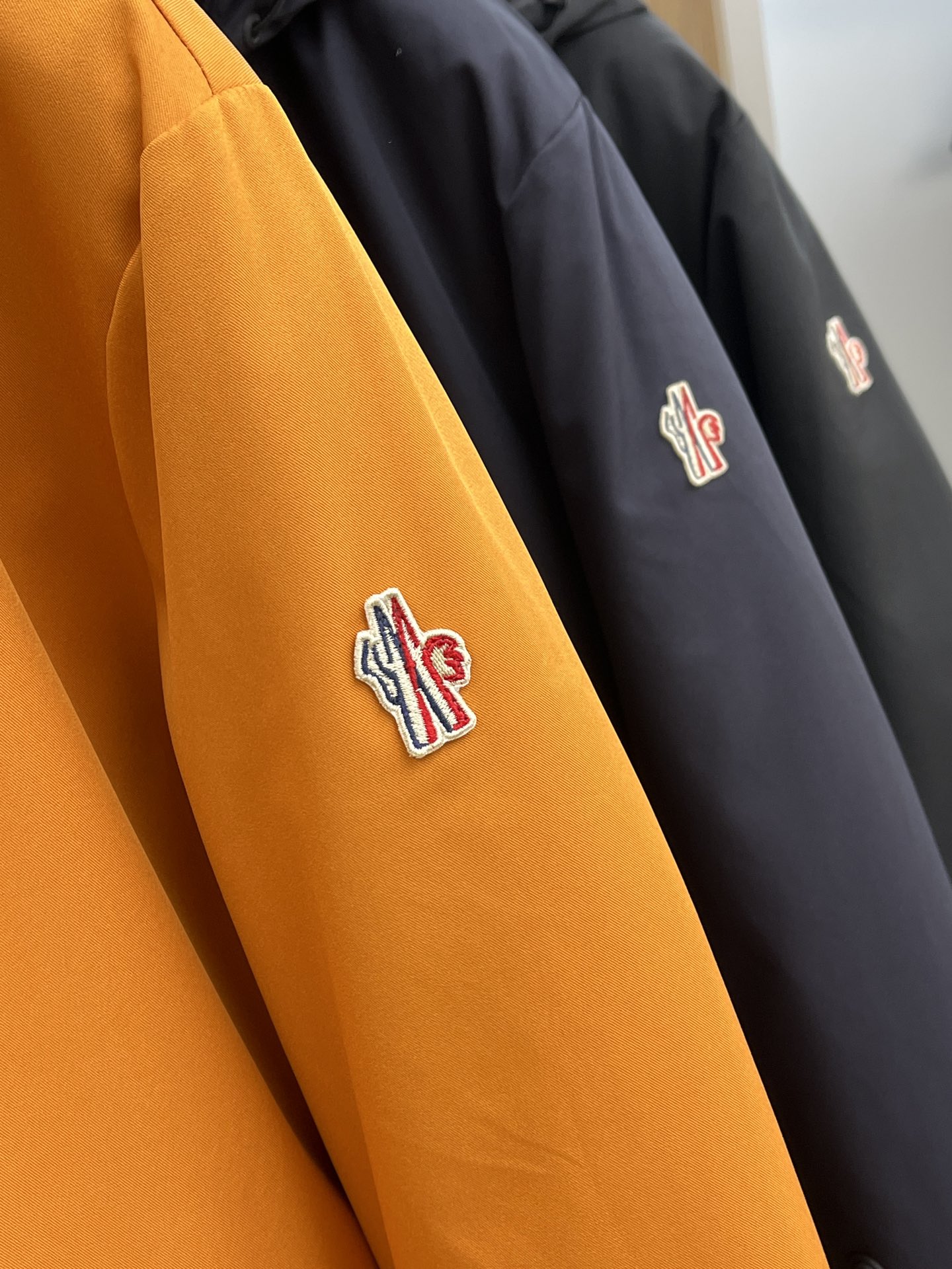 价格修正 秋冬羽绒 羽绒服 MOC秋冬经典滑雪系列高密度尼龙压胶防水羽绒服夹克，男士刺绣徽章连帽立领户外