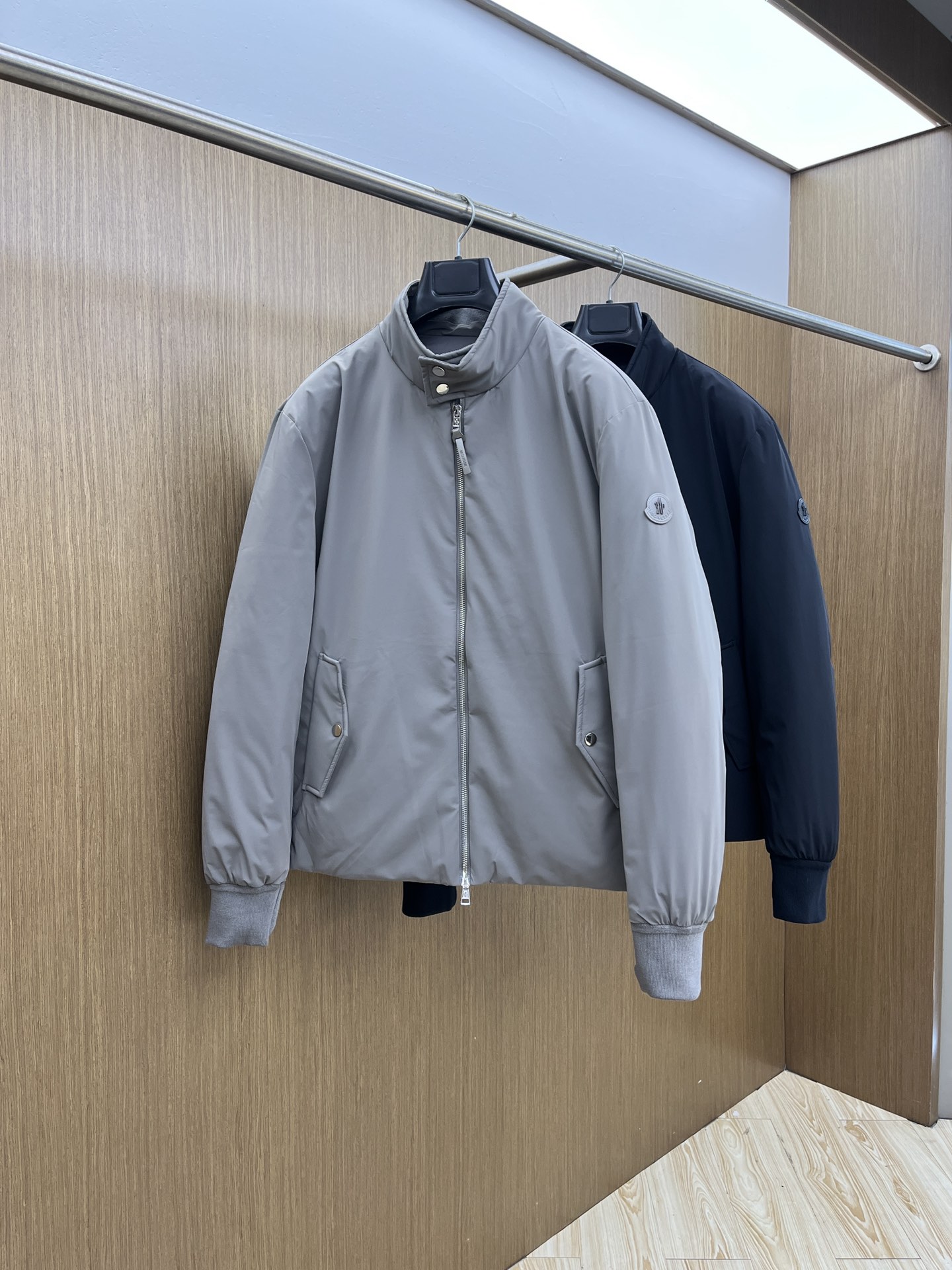 价格修正 秋冬羽绒 羽绒服 M家2025新款羽绒服。立领设计，男女同款，时尚感满满。采用定制面料，防风防