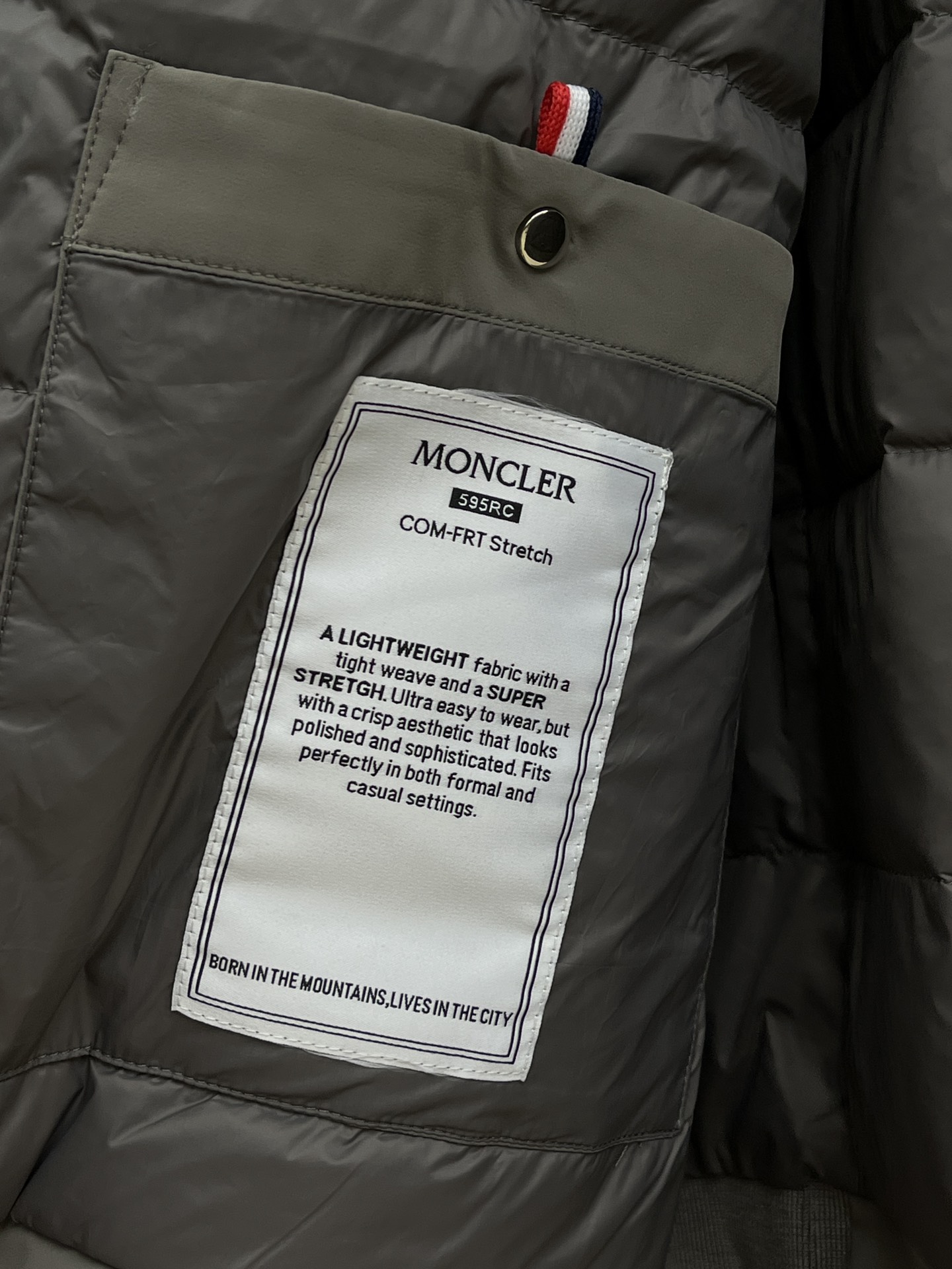 价格修正 秋冬羽绒 羽绒服 M家2025新款羽绒服。立领设计，男女同款，时尚感满满。采用定制面料，防风防