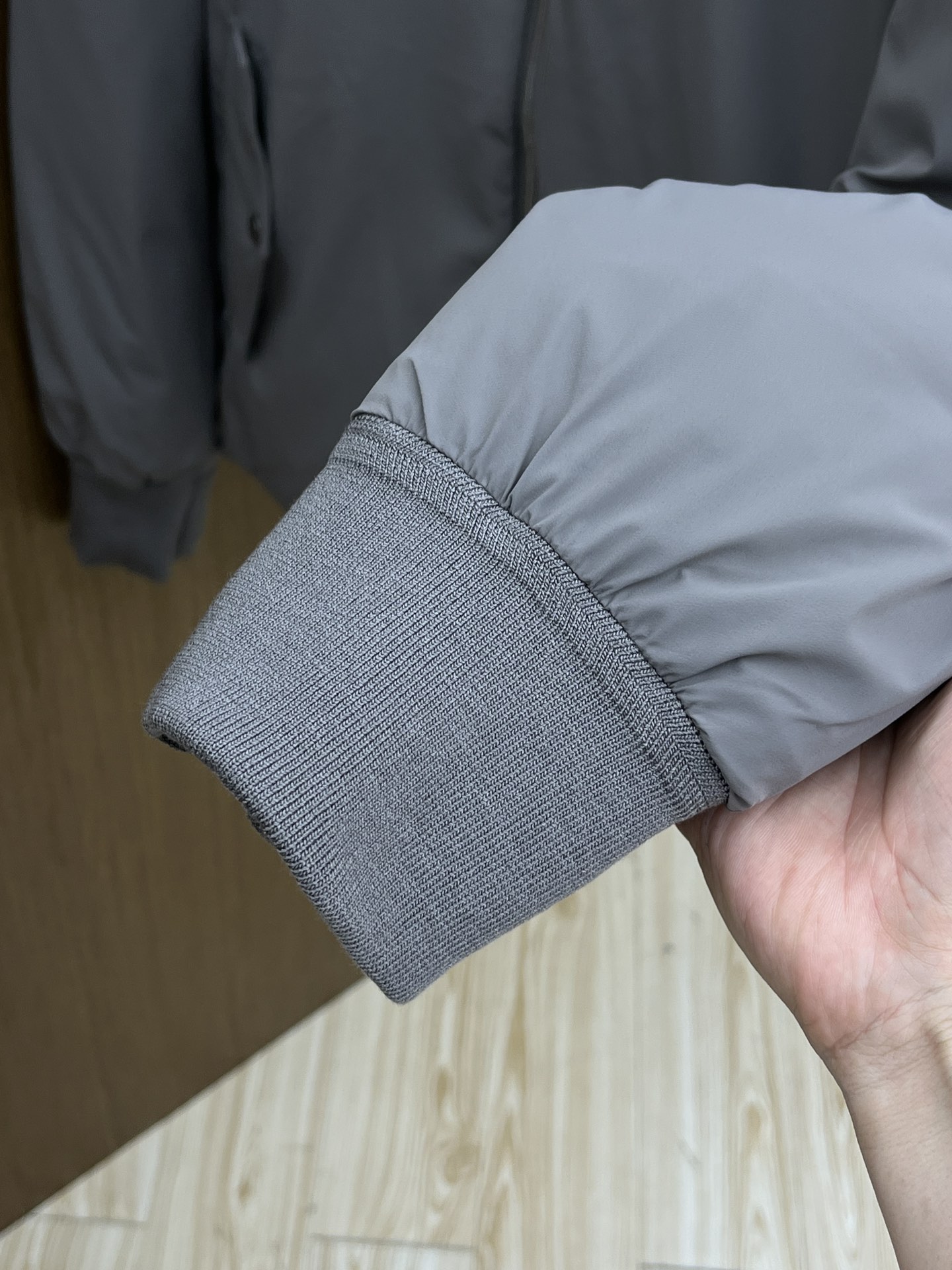 价格修正 秋冬羽绒 羽绒服 M家2025新款羽绒服。立领设计，男女同款，时尚感满满。采用定制面料，防风防