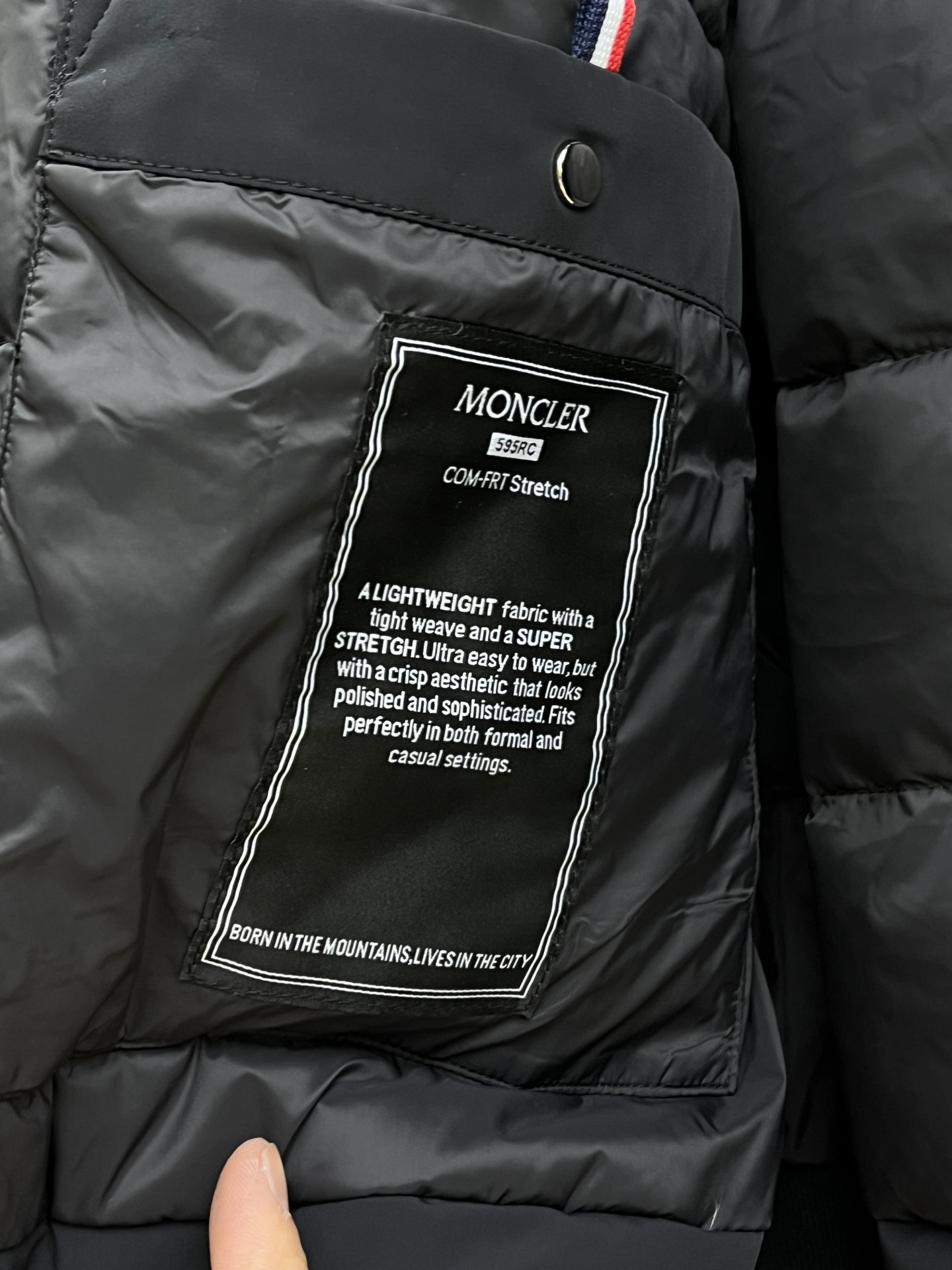 价格修正 秋冬羽绒 羽绒服 M家2025新款羽绒服。立领设计，男女同款，时尚感满满。采用定制面料，防风防