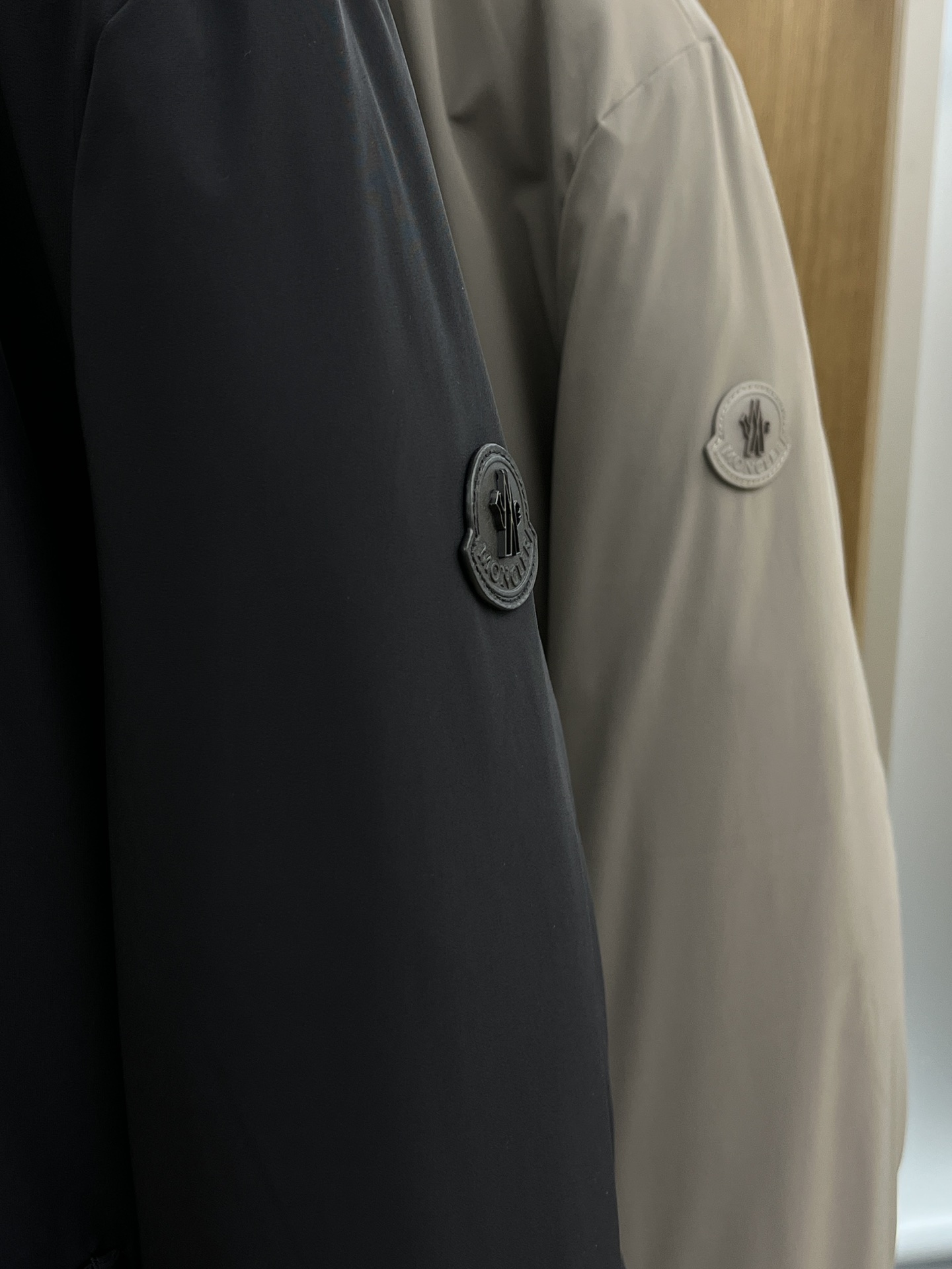 价格修正 秋冬羽绒 羽绒服 M家2025新款羽绒服。立领设计，男女同款，时尚感满满。采用定制面料，防风防