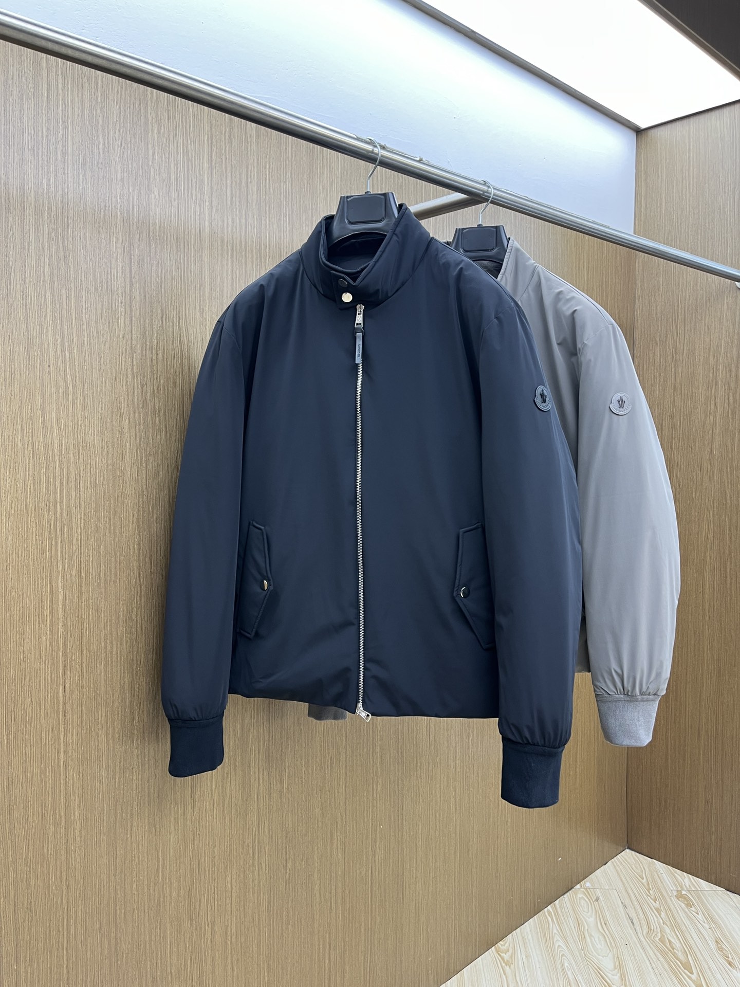 价格修正 秋冬羽绒 羽绒服 M家2025新款羽绒服。立领设计，男女同款，时尚感满满。采用定制面料，防风防