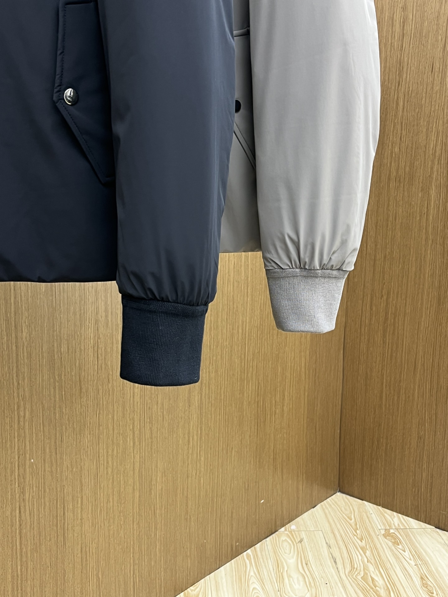 价格修正 秋冬羽绒 羽绒服 M家2025新款羽绒服。立领设计，男女同款，时尚感满满。采用定制面料，防风防