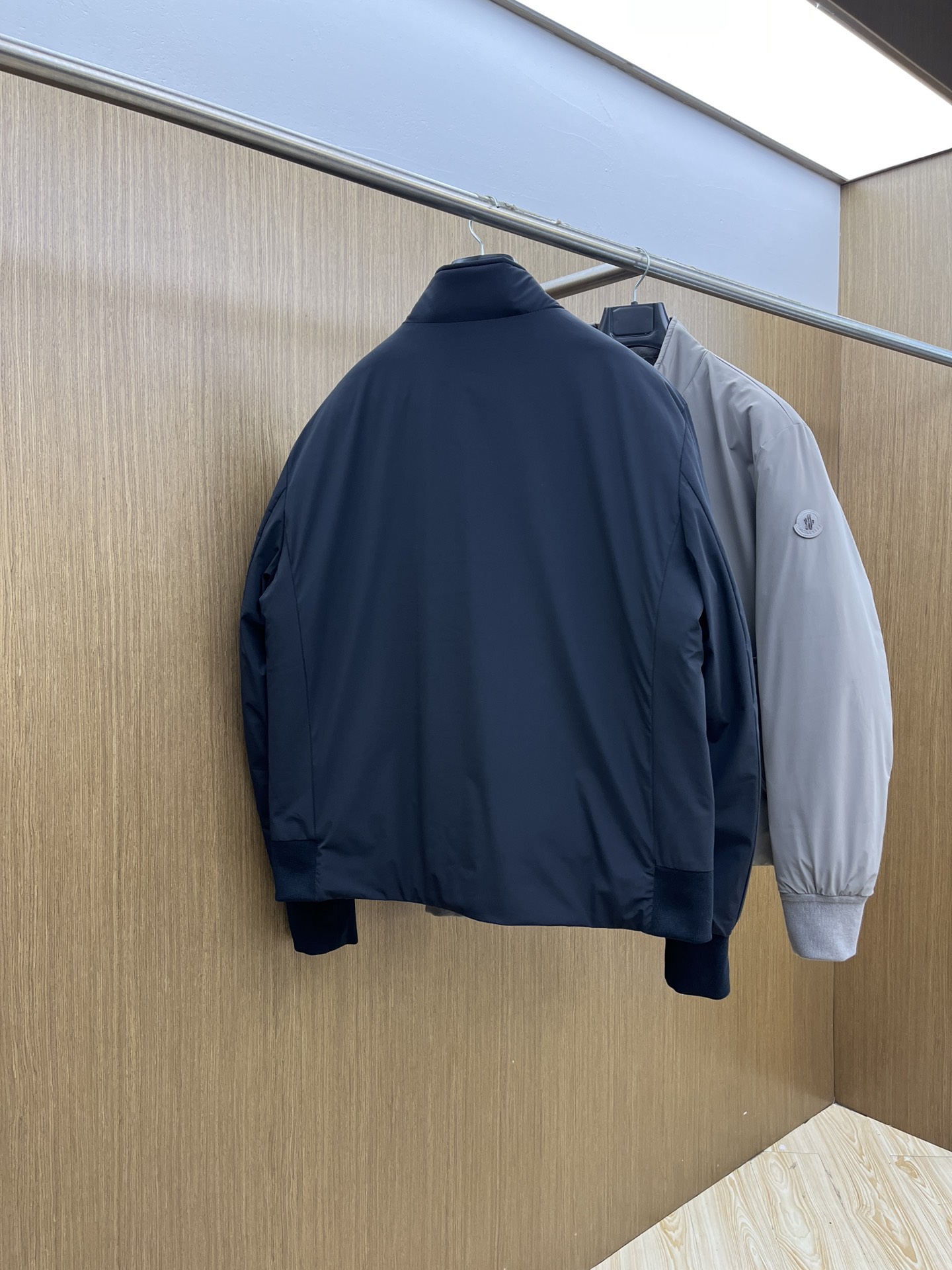 价格修正 秋冬羽绒 羽绒服 M家2025新款羽绒服。立领设计，男女同款，时尚感满满。采用定制面料，防风防