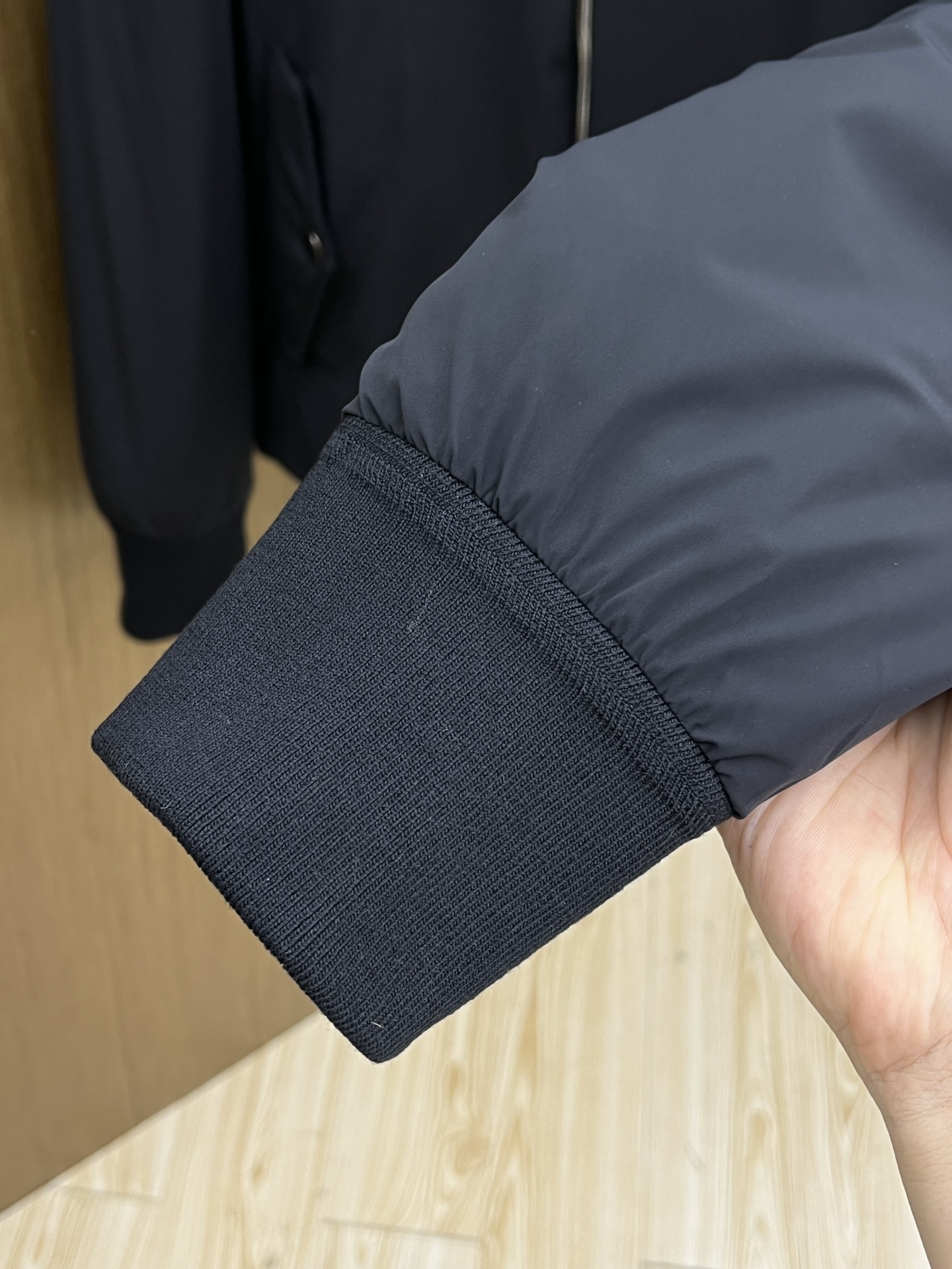 价格修正 秋冬羽绒 羽绒服 M家2025新款羽绒服。立领设计，男女同款，时尚感满满。采用定制面料，防风防