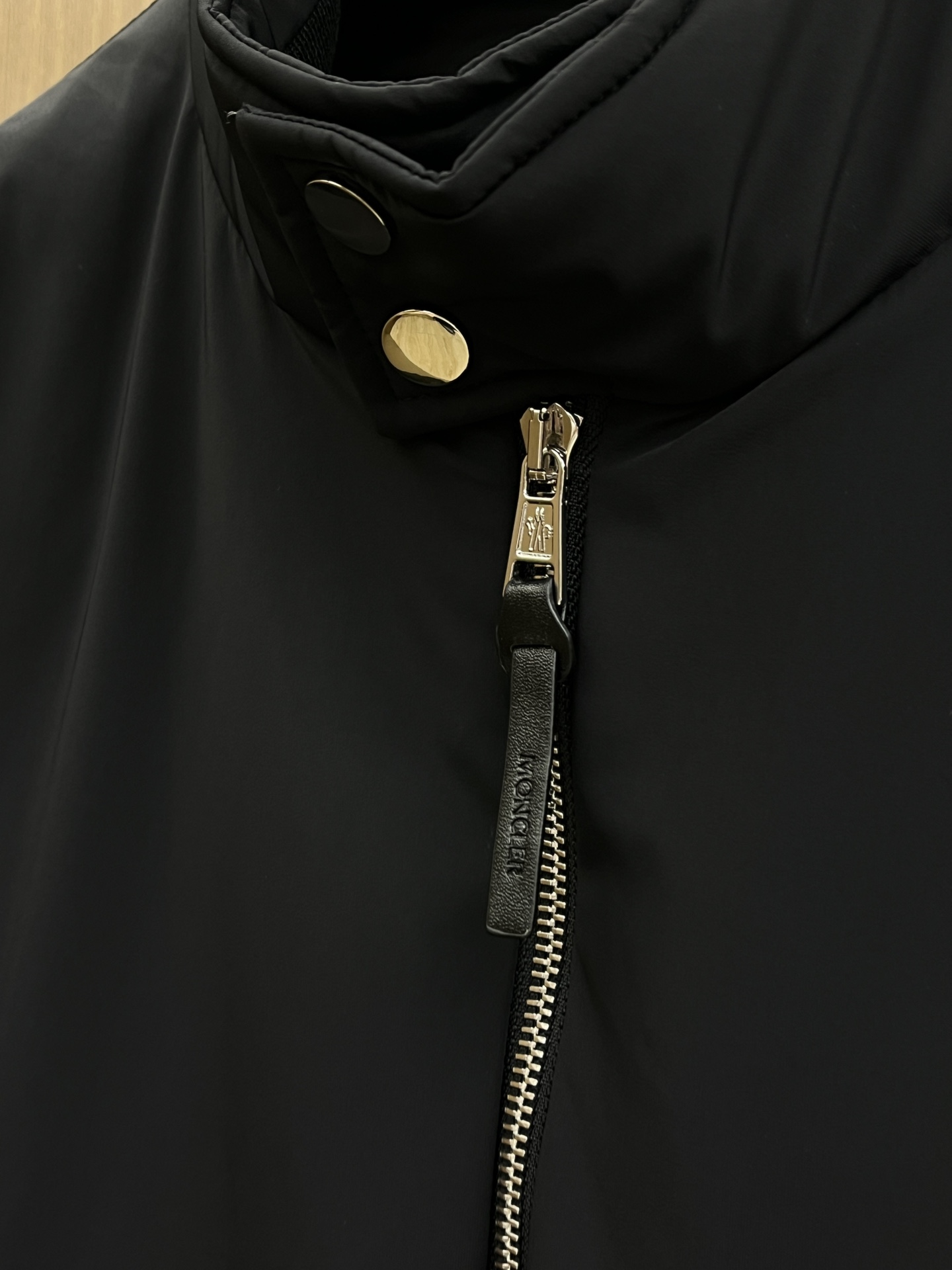 价格修正 秋冬羽绒 羽绒服 M家2025新款羽绒服。立领设计，男女同款，时尚感满满。采用定制面料，防风防