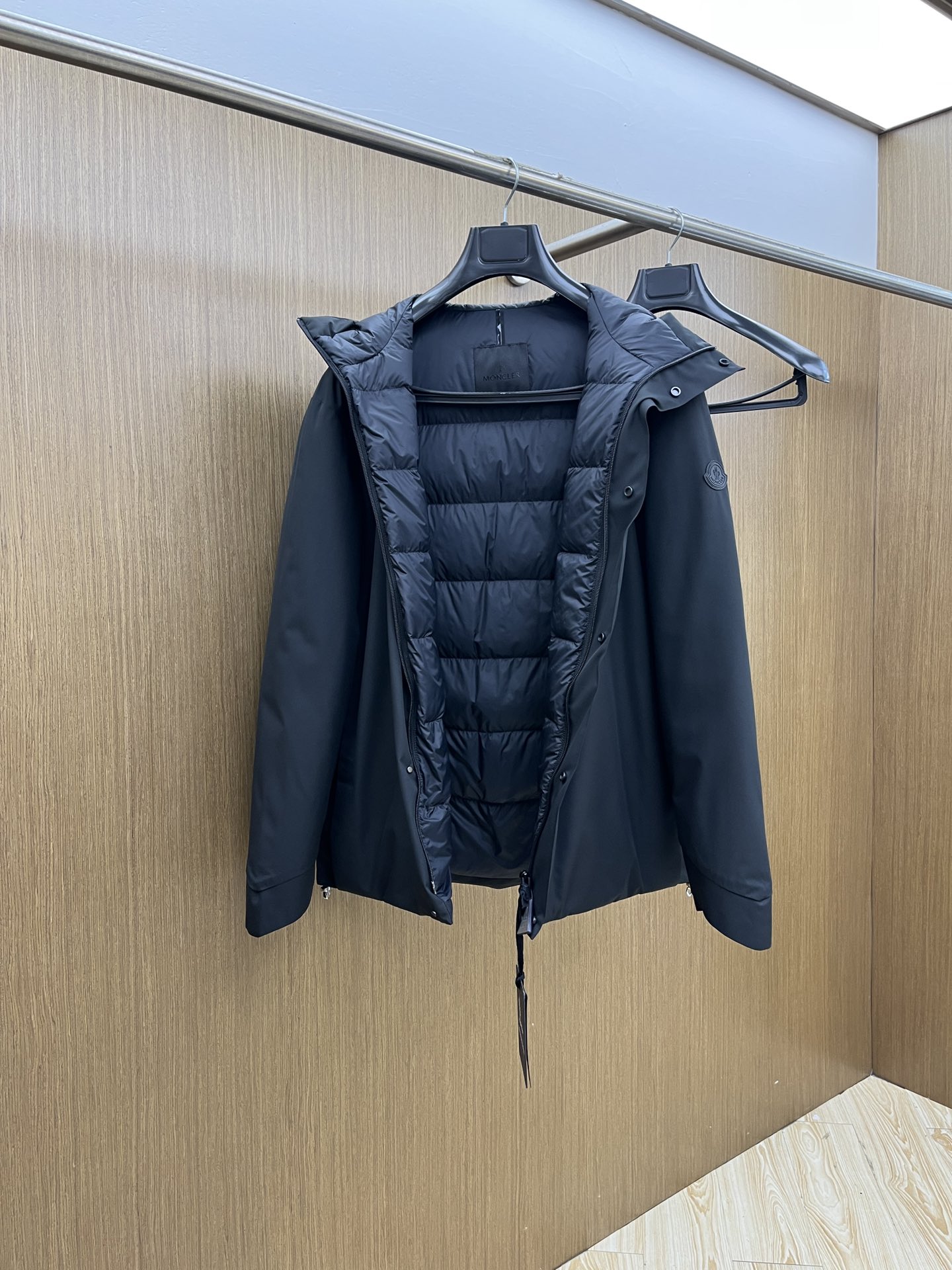 价格修正 秋冬羽绒 羽绒服 M家2025新款连帽羽绒服。连帽设计，男女同款，时尚感满满。采用定制面料，防