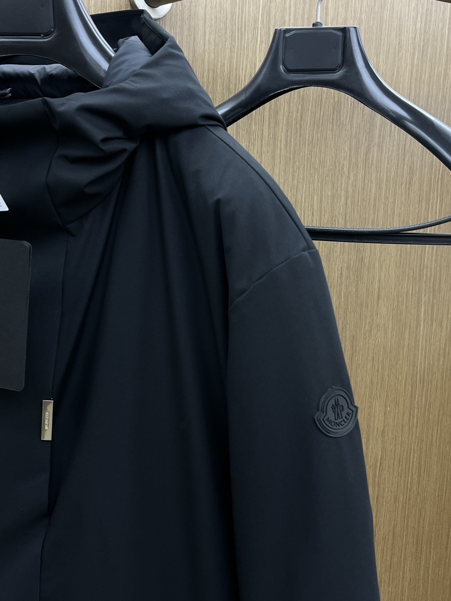 价格修正 秋冬羽绒 羽绒服 M家2025新款连帽羽绒服。连帽设计，男女同款，时尚感满满。采用定制面料，防