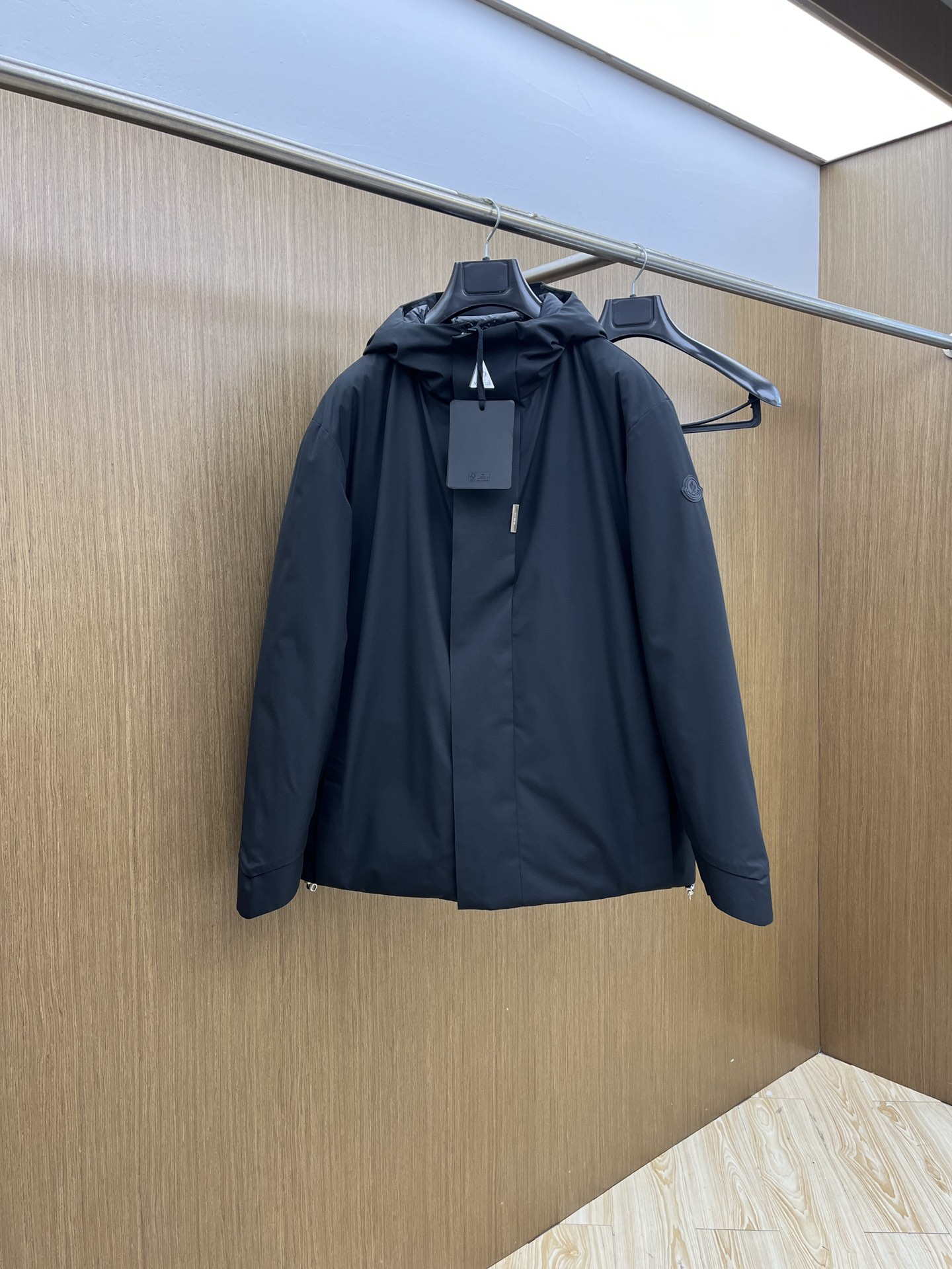 价格修正 秋冬羽绒 羽绒服 M家2025新款连帽羽绒服。连帽设计，男女同款，时尚感满满。采用定制面料，防