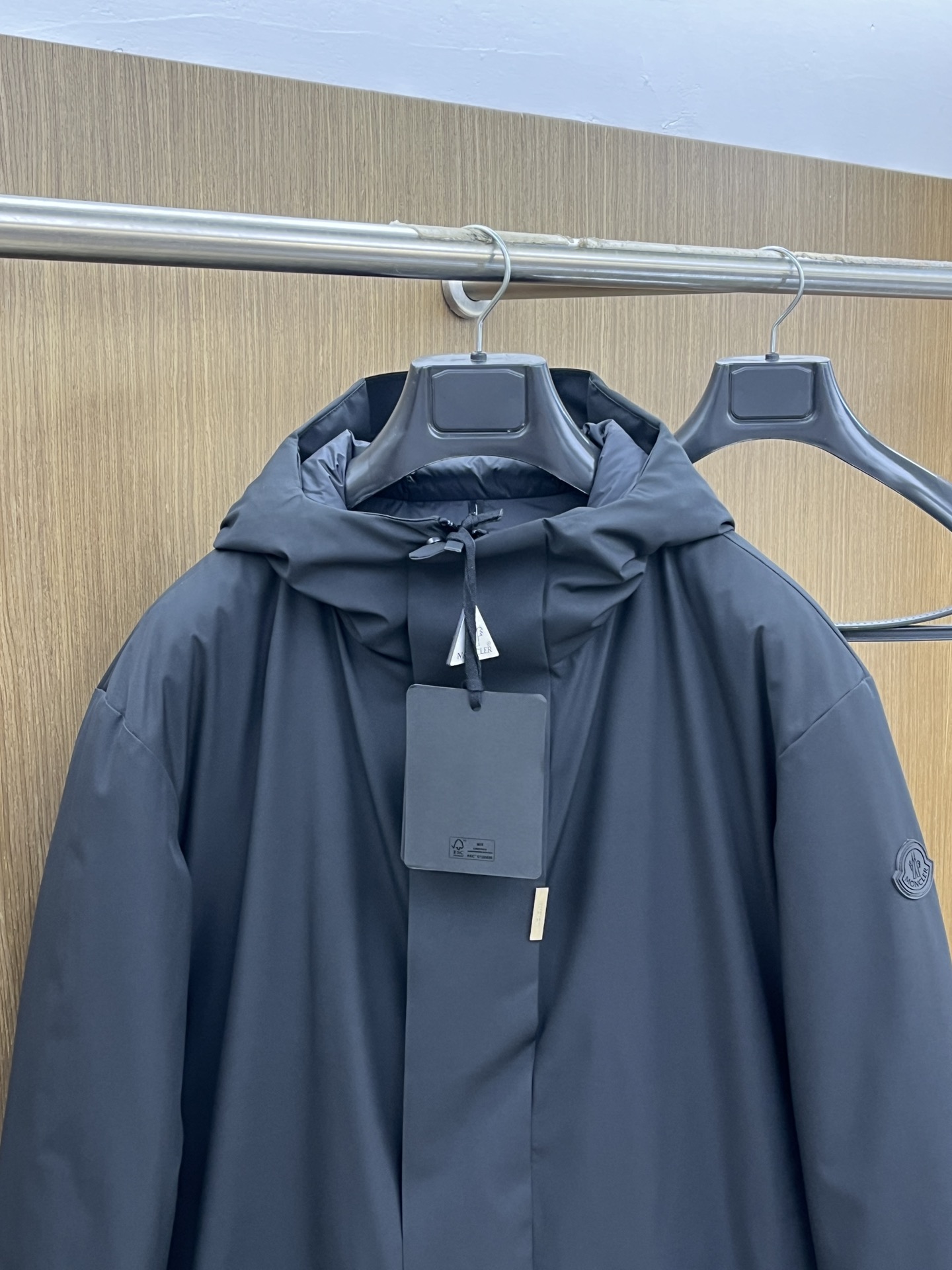 价格修正 秋冬羽绒 羽绒服 M家2025新款连帽羽绒服。连帽设计，男女同款，时尚感满满。采用定制面料，防