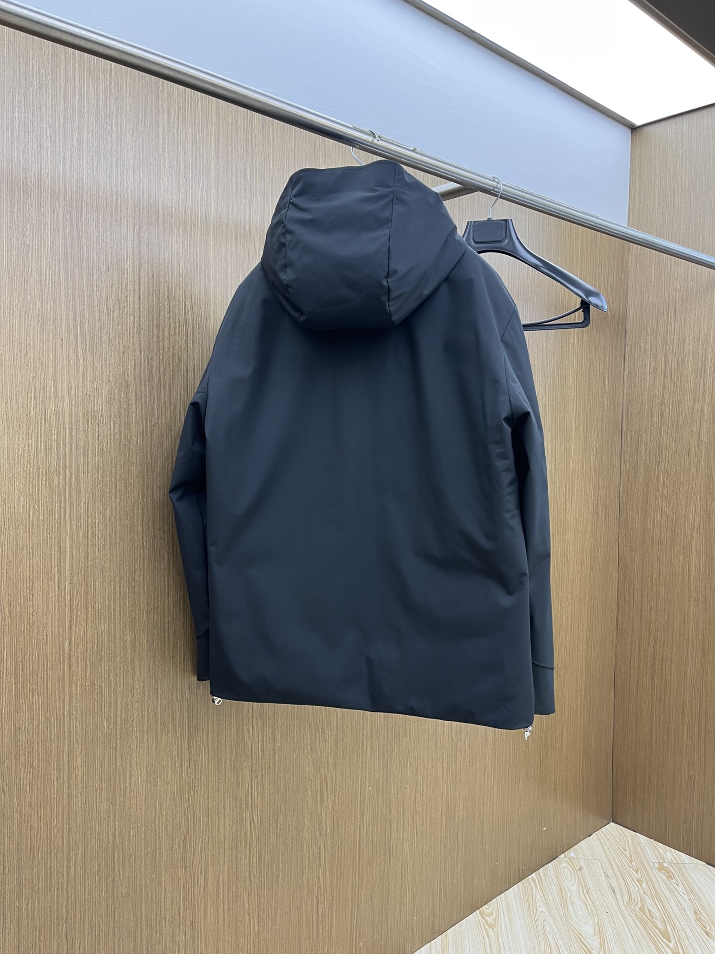 价格修正 秋冬羽绒 羽绒服 M家2025新款连帽羽绒服。连帽设计，男女同款，时尚感满满。采用定制面料，防