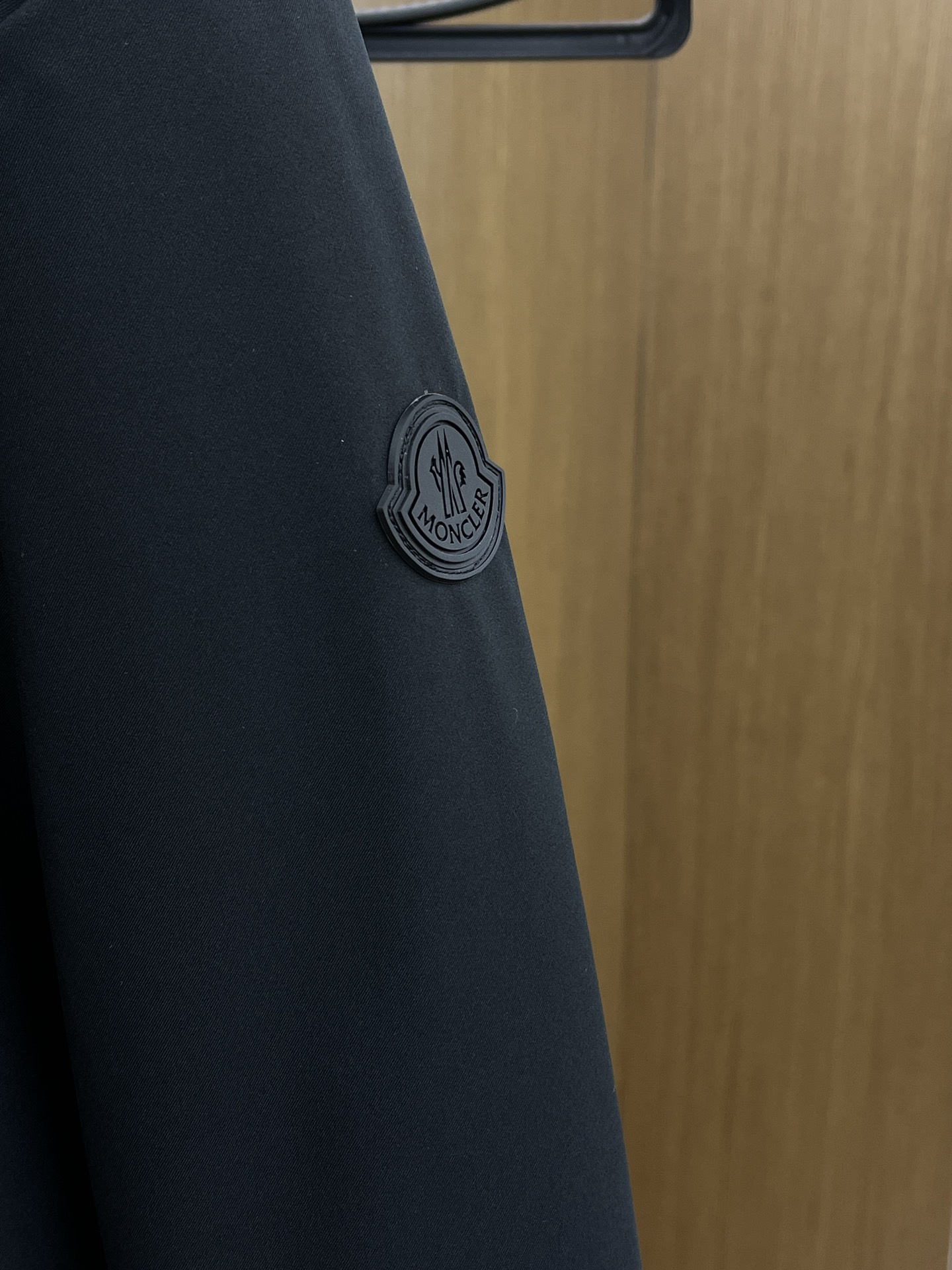 价格修正 秋冬羽绒 羽绒服 M家2025新款连帽羽绒服。连帽设计，男女同款，时尚感满满。采用定制面料，防