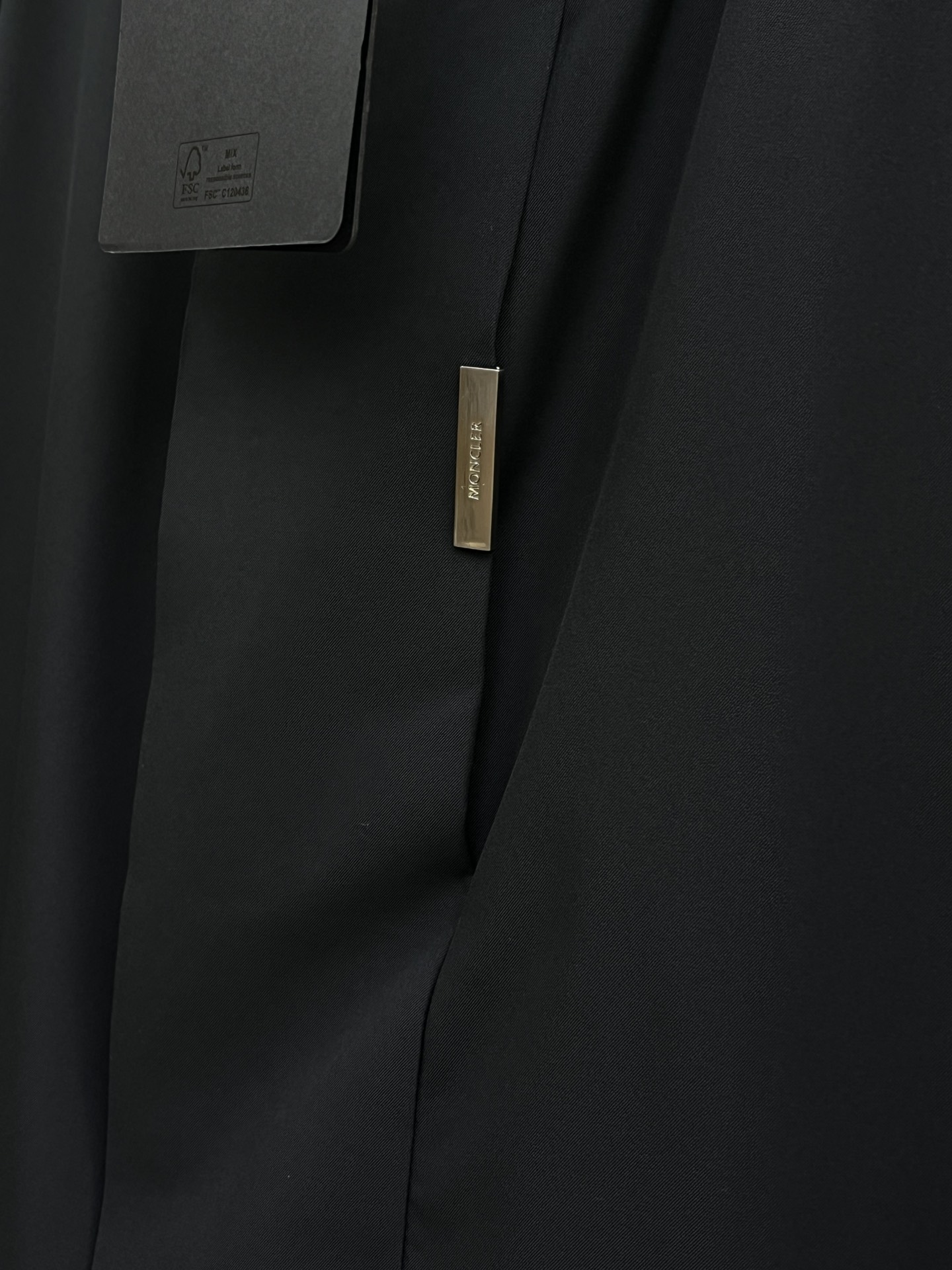 价格修正 秋冬羽绒 羽绒服 M家2025新款连帽羽绒服。连帽设计，男女同款，时尚感满满。采用定制面料，防