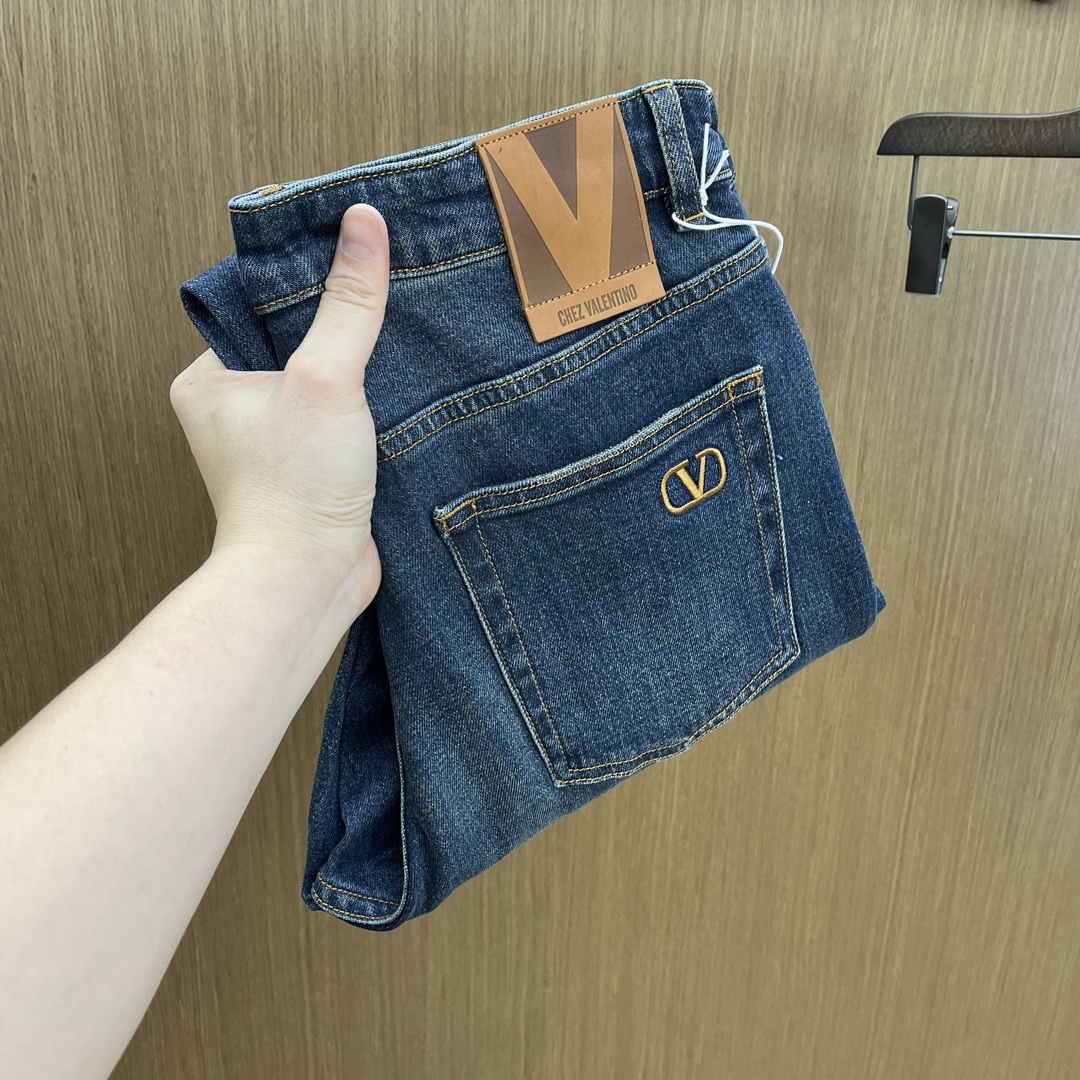 NO:597705,Autumn and winter VLtn High-end customized quality 25SS Autumn and winter latest original jeans sold simultaneously at the counter Original customized replica Customer-supplied hardware accessories Original quality Imported denim fabrics with heavy industrial washing Fine workmanship and routing Excellent upper body, preferred item A60 SIZE: 30-38 No 35 37,,jeans,alexander wang19860909秋冬 VLtn 高端定制品质 25SS秋冬最新款原单牛仔裤 柜台同步发售 原版定制复刻 客供五金辅料 原单品质 进口牛仔面料重工洗水 做工走线精细 上身绝佳,优选单品A60 SIZE:30-38无35 37,,jeans,alexander wang,Men's clothing