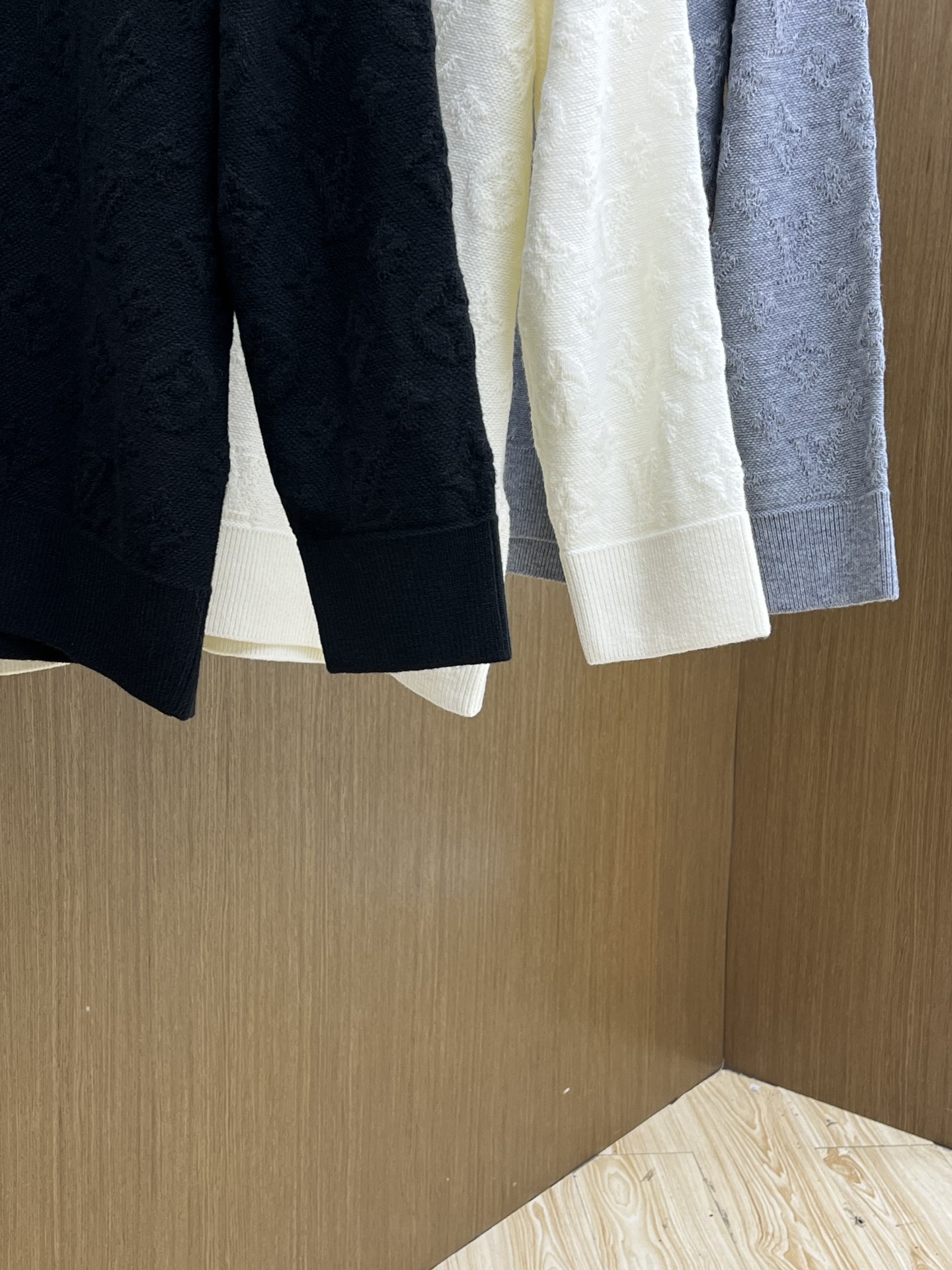 秋冬 LV 🔥🔥毛衣 2025秋冬最新系列，专柜1:1顶级复刻，全品相！加厚款，时下最流行的老钱风，老板