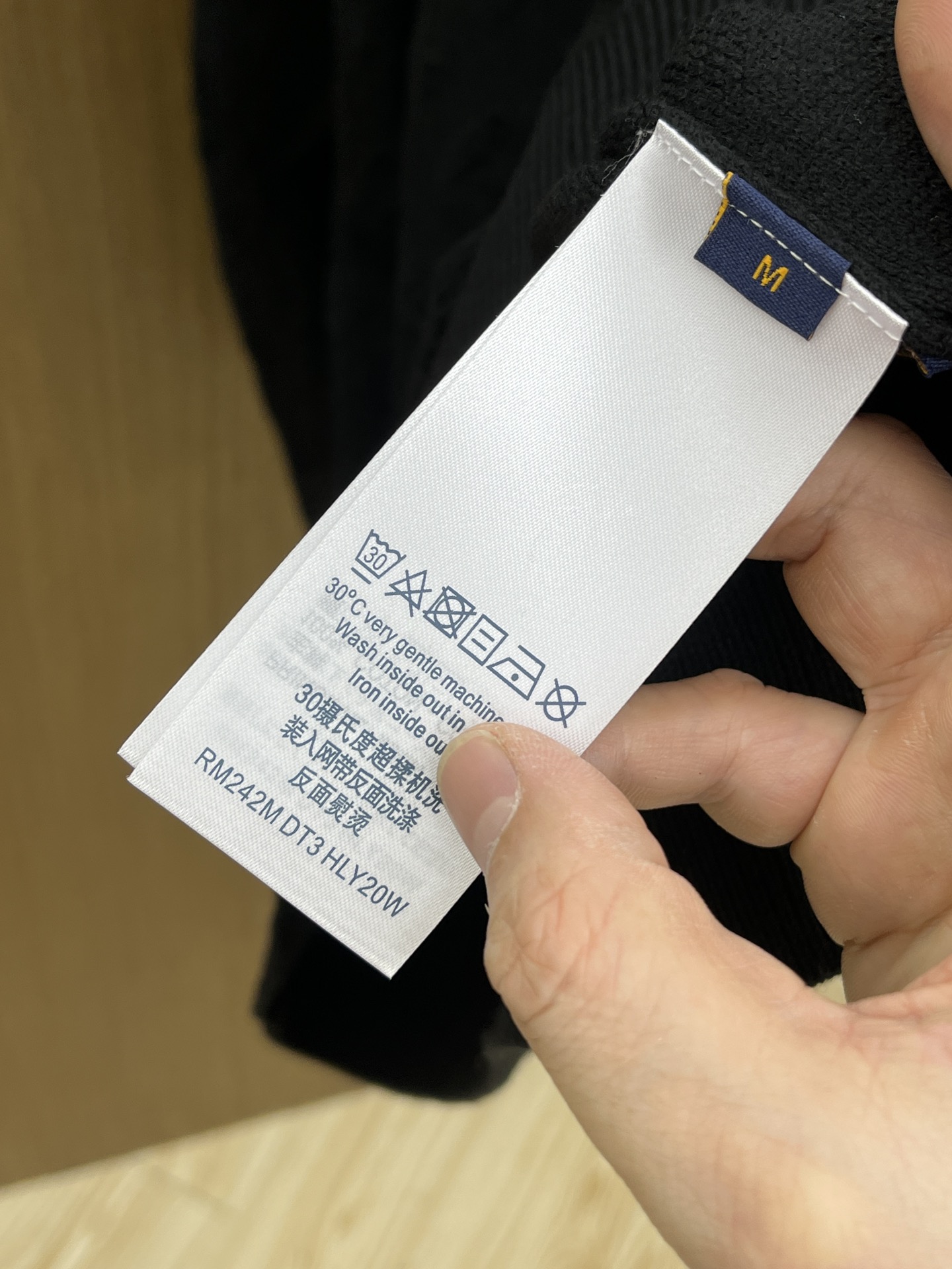 秋冬 LV 🔥🔥毛衣 2025秋冬最新系列，专柜1:1顶级复刻，全品相！加厚款，时下最流行的老钱风，老板