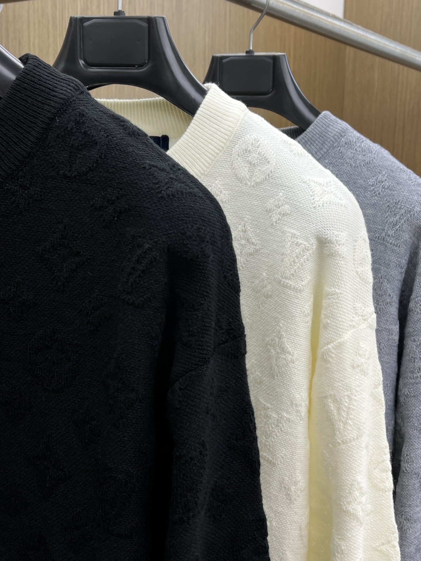 秋冬 LV 🔥🔥毛衣 2025秋冬最新系列，专柜1:1顶级复刻，全品相！加厚款，时下最流行的老钱风，老板