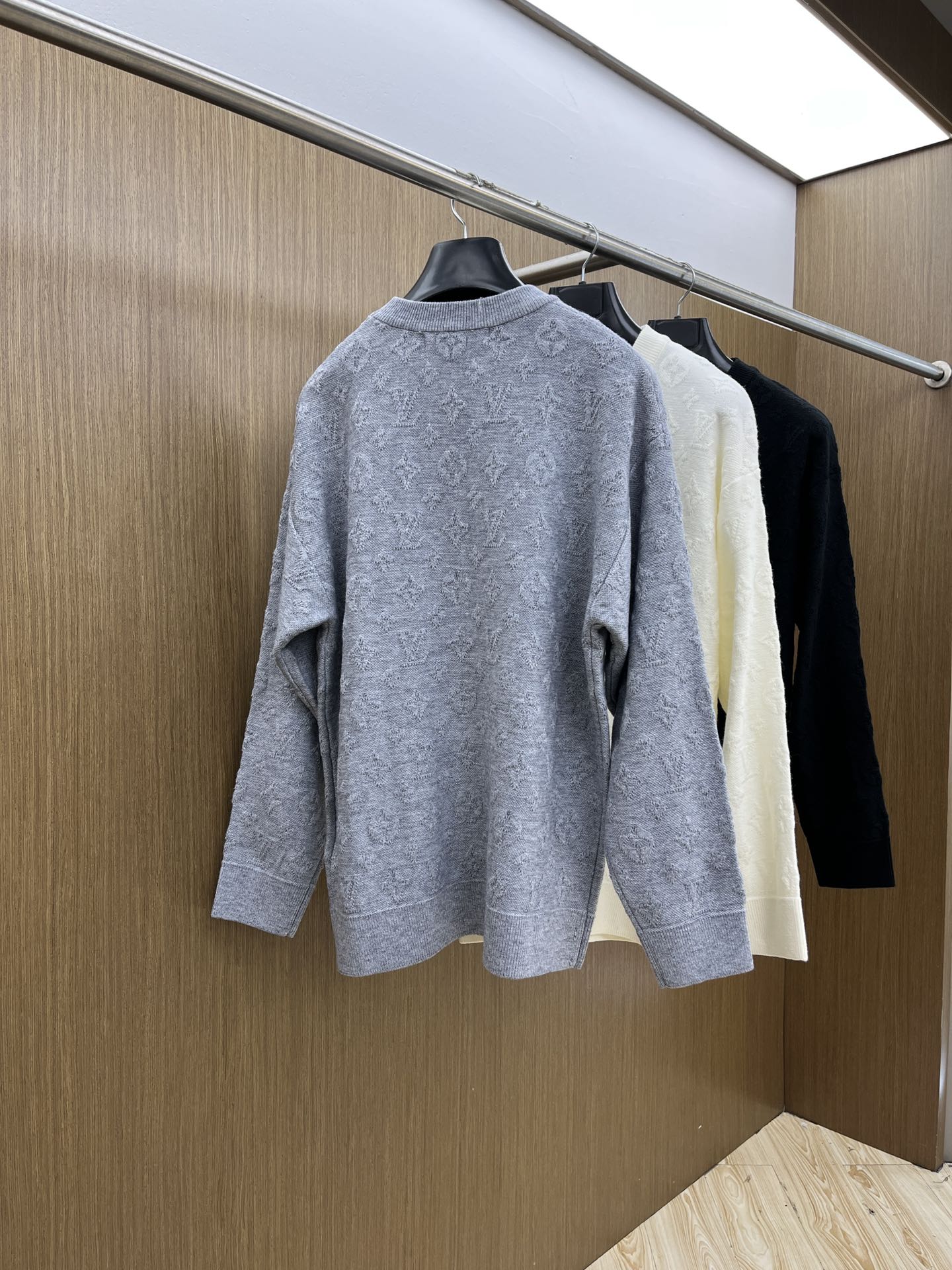 秋冬 LV 🔥🔥毛衣 2025秋冬最新系列，专柜1:1顶级复刻，全品相！加厚款，时下最流行的老钱风，老板