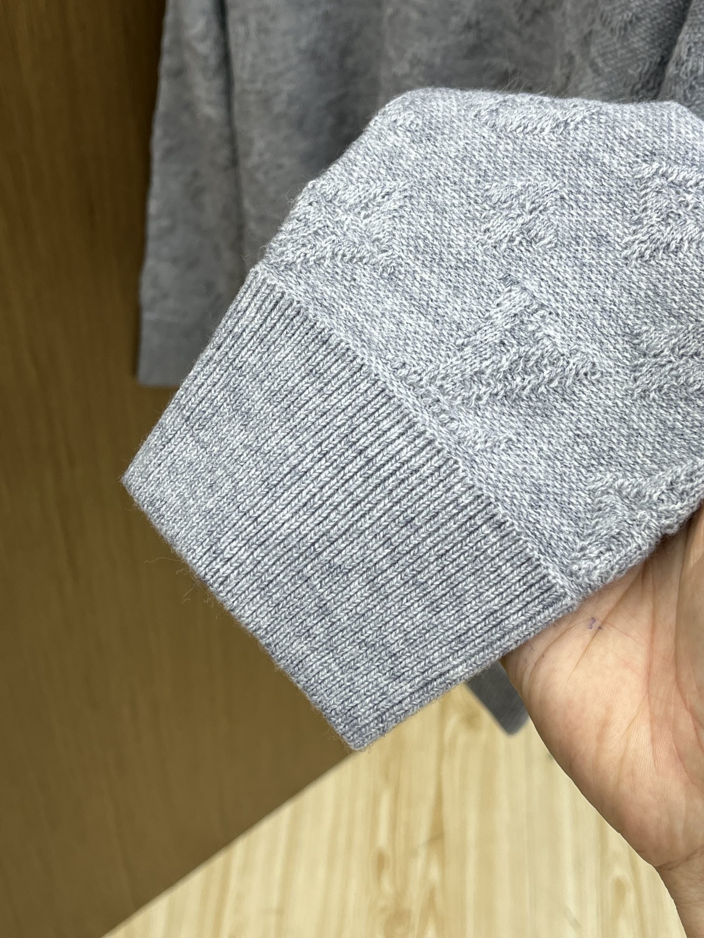 秋冬 LV 🔥🔥毛衣 2025秋冬最新系列，专柜1:1顶级复刻，全品相！加厚款，时下最流行的老钱风，老板