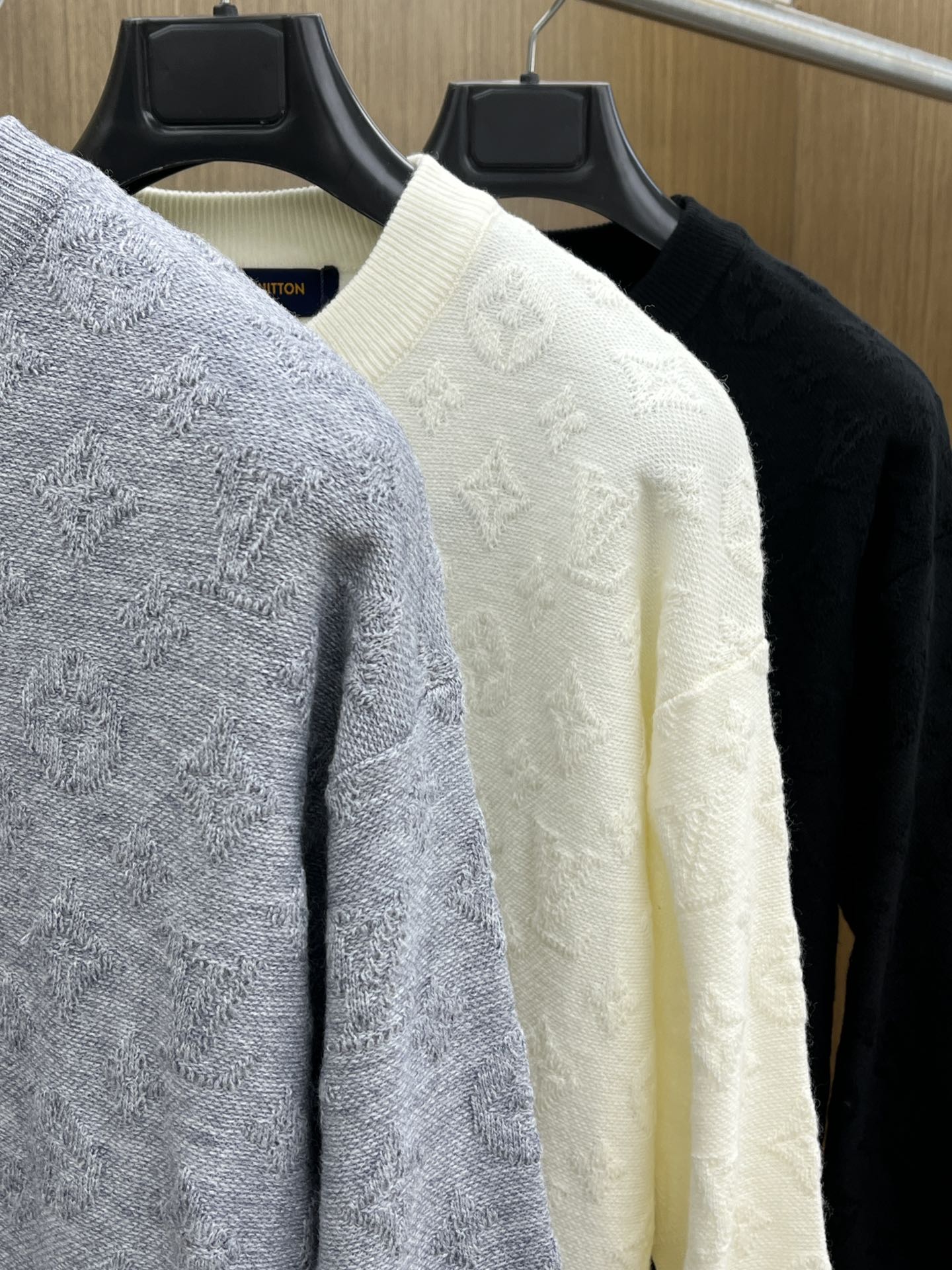 秋冬 LV 🔥🔥毛衣 2025秋冬最新系列，专柜1:1顶级复刻，全品相！加厚款，时下最流行的老钱风，老板