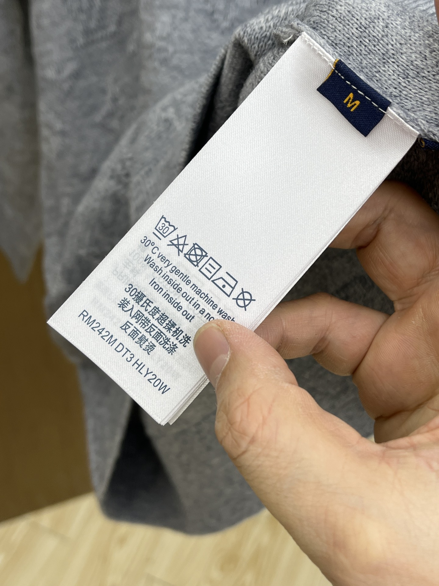 秋冬 LV 🔥🔥毛衣 2025秋冬最新系列，专柜1:1顶级复刻，全品相！加厚款，时下最流行的老钱风，老板