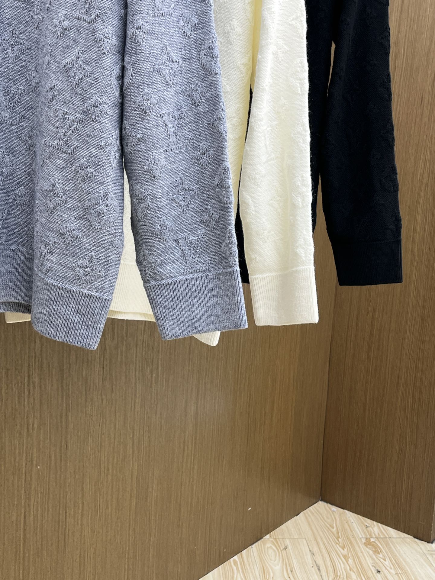 秋冬 LV 🔥🔥毛衣 2025秋冬最新系列，专柜1:1顶级复刻，全品相！加厚款，时下最流行的老钱风，老板