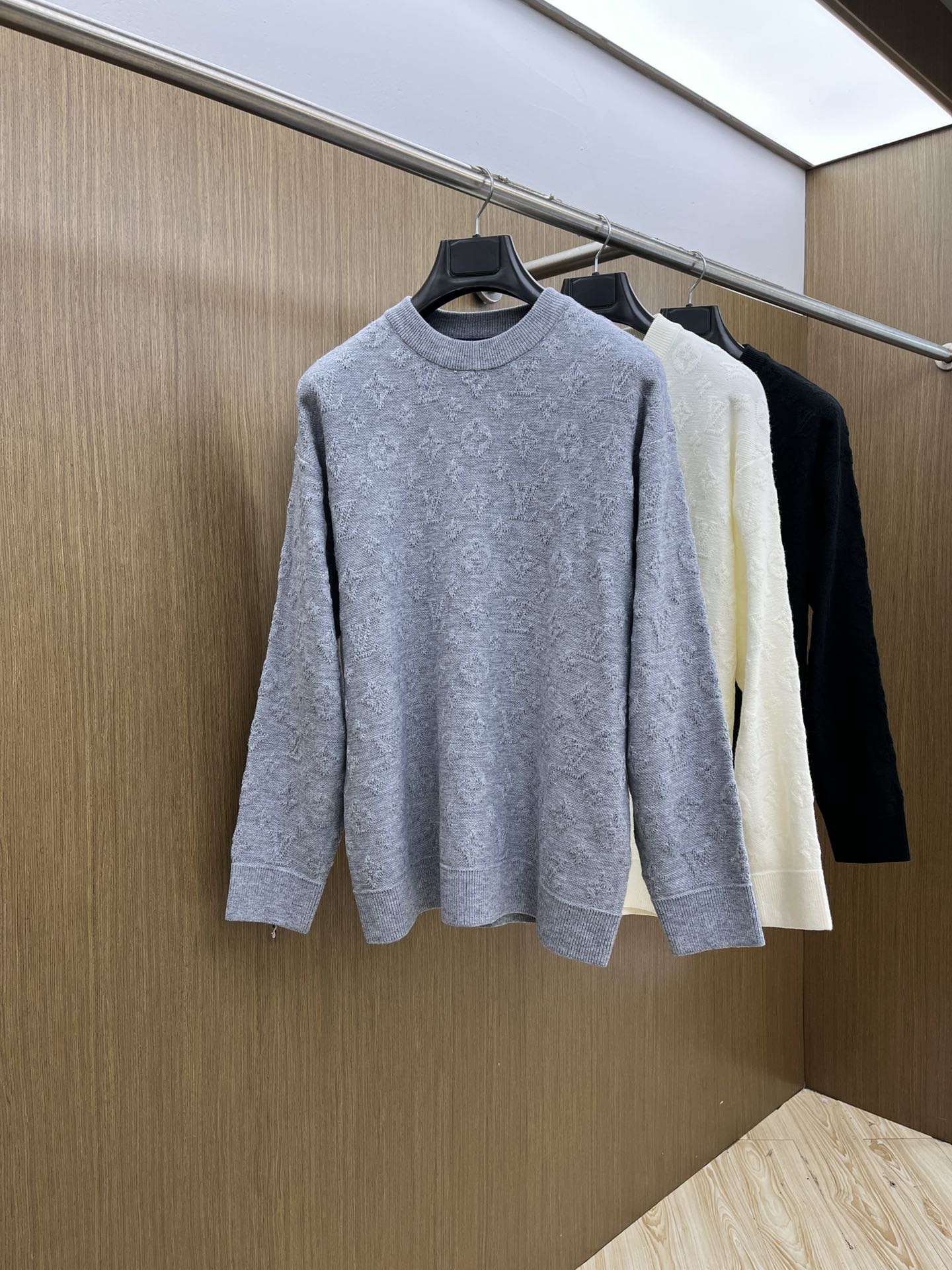 NO:646638,Autumn and winter LV sweaters, the latest series of autumn and winter, 1:1 top replica at the counter, all in good condition!  Thick style, the most popular old money style nowadays, a must-have item for the boss!  The knowledgeable boss quickly buys bld fabric wool size M~3Xl, louis vuitton, sweaters, alexander wang19860909秋冬 LV 毛衣 秋冬最新系列,专柜1:1顶级复刻,全品相！加厚款,时下最流行的老钱风,老板必备单品！懂货的老板赶紧下手bld 面料羊毛 尺码M~3Xl,,louis vuitton,sweaters,alexander wang,Men's clothing