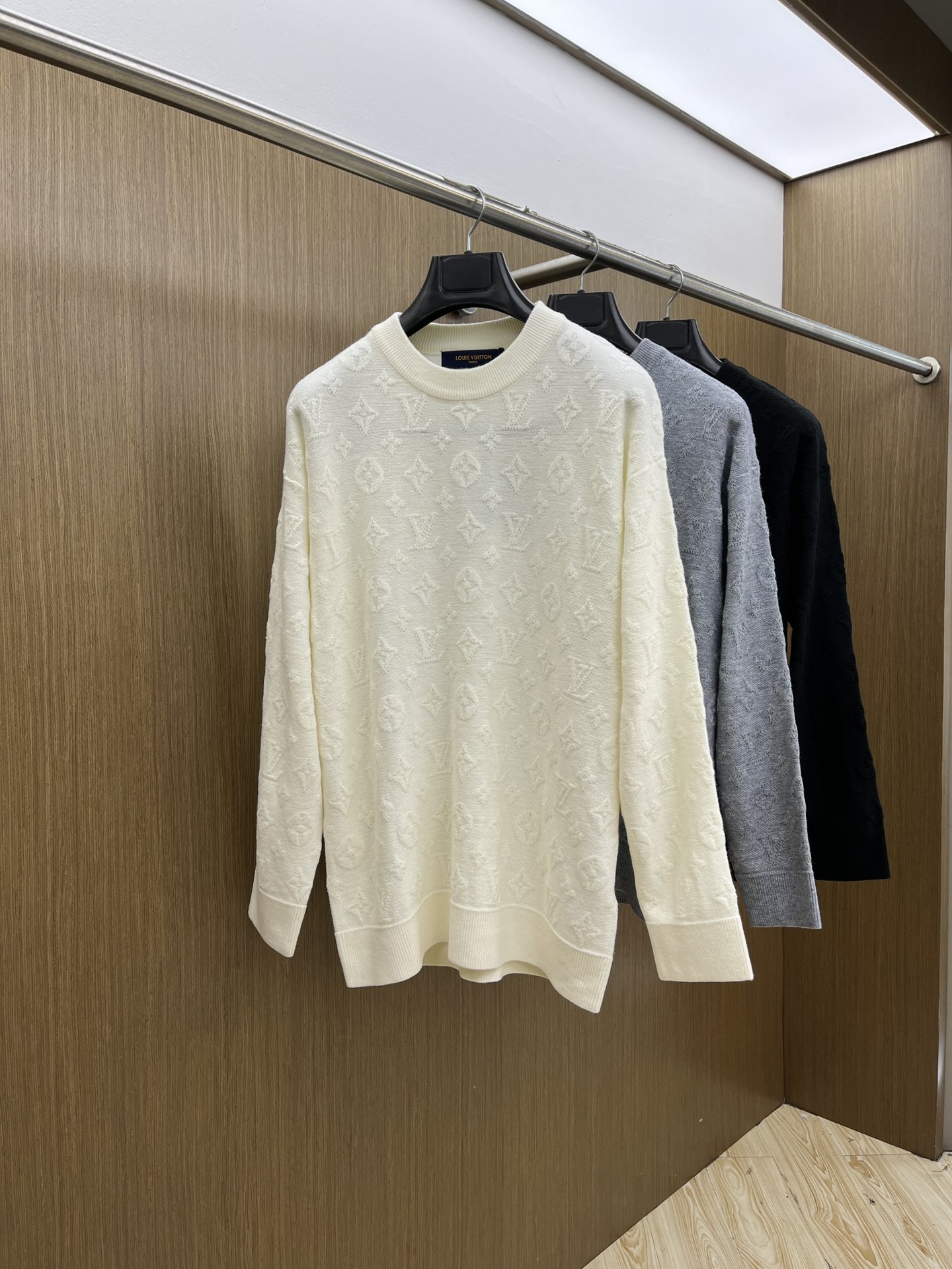 秋冬 LV 🔥🔥毛衣 2025秋冬最新系列，专柜1:1顶级复刻，全品相！加厚款，时下最流行的老钱风，老板