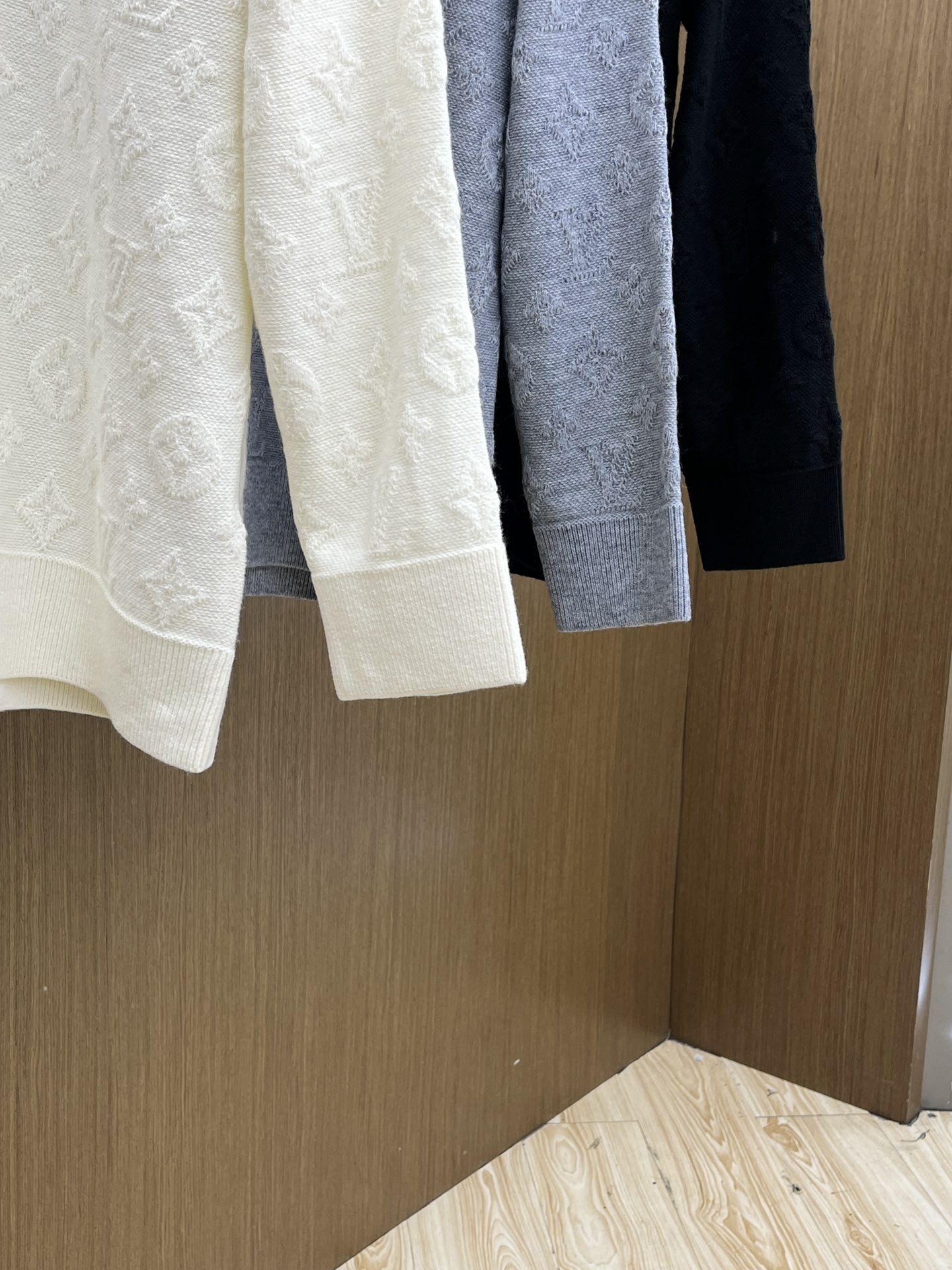 秋冬 LV 🔥🔥毛衣 2025秋冬最新系列，专柜1:1顶级复刻，全品相！加厚款，时下最流行的老钱风，老板