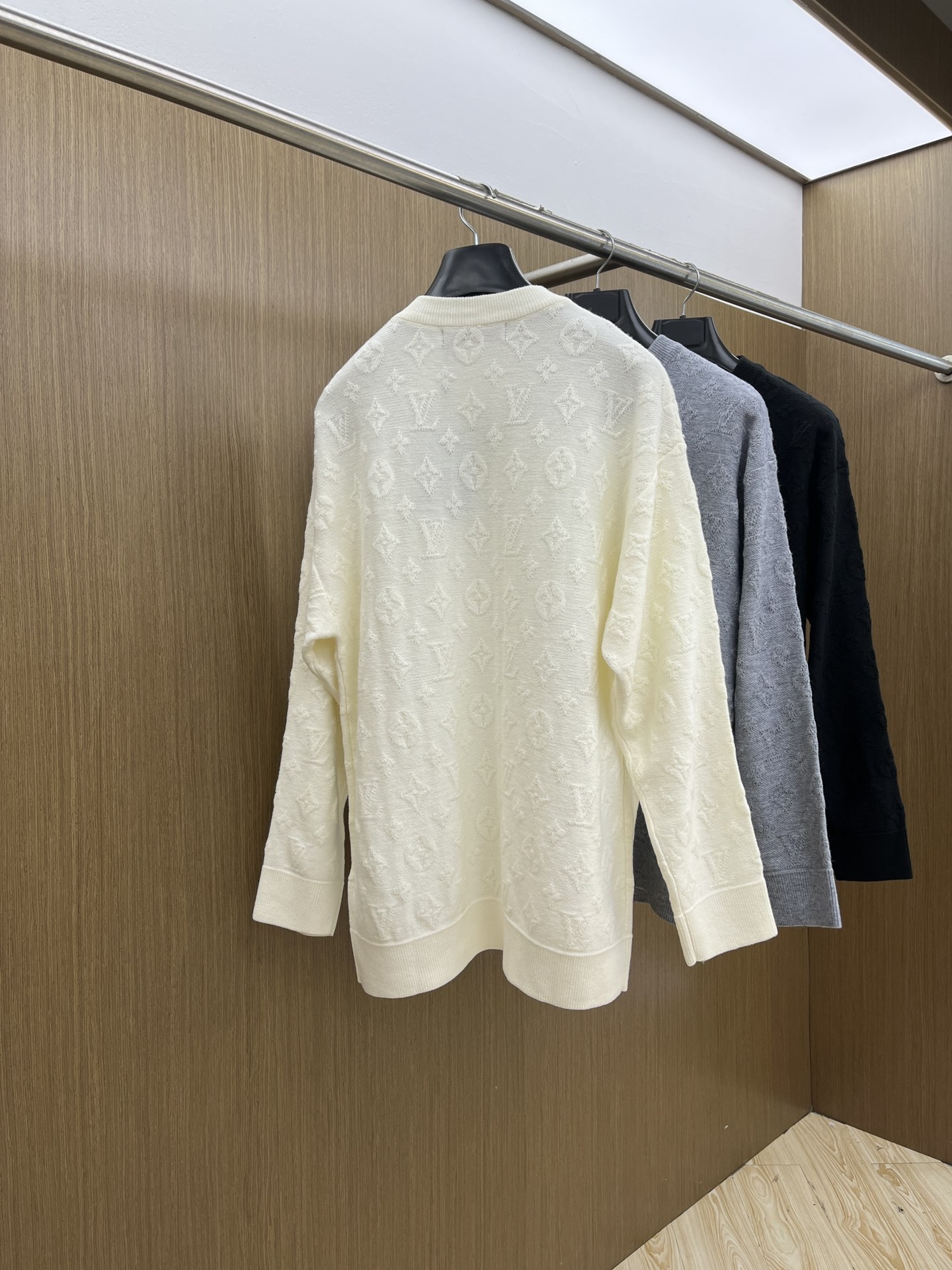 秋冬 LV 🔥🔥毛衣 2025秋冬最新系列，专柜1:1顶级复刻，全品相！加厚款，时下最流行的老钱风，老板