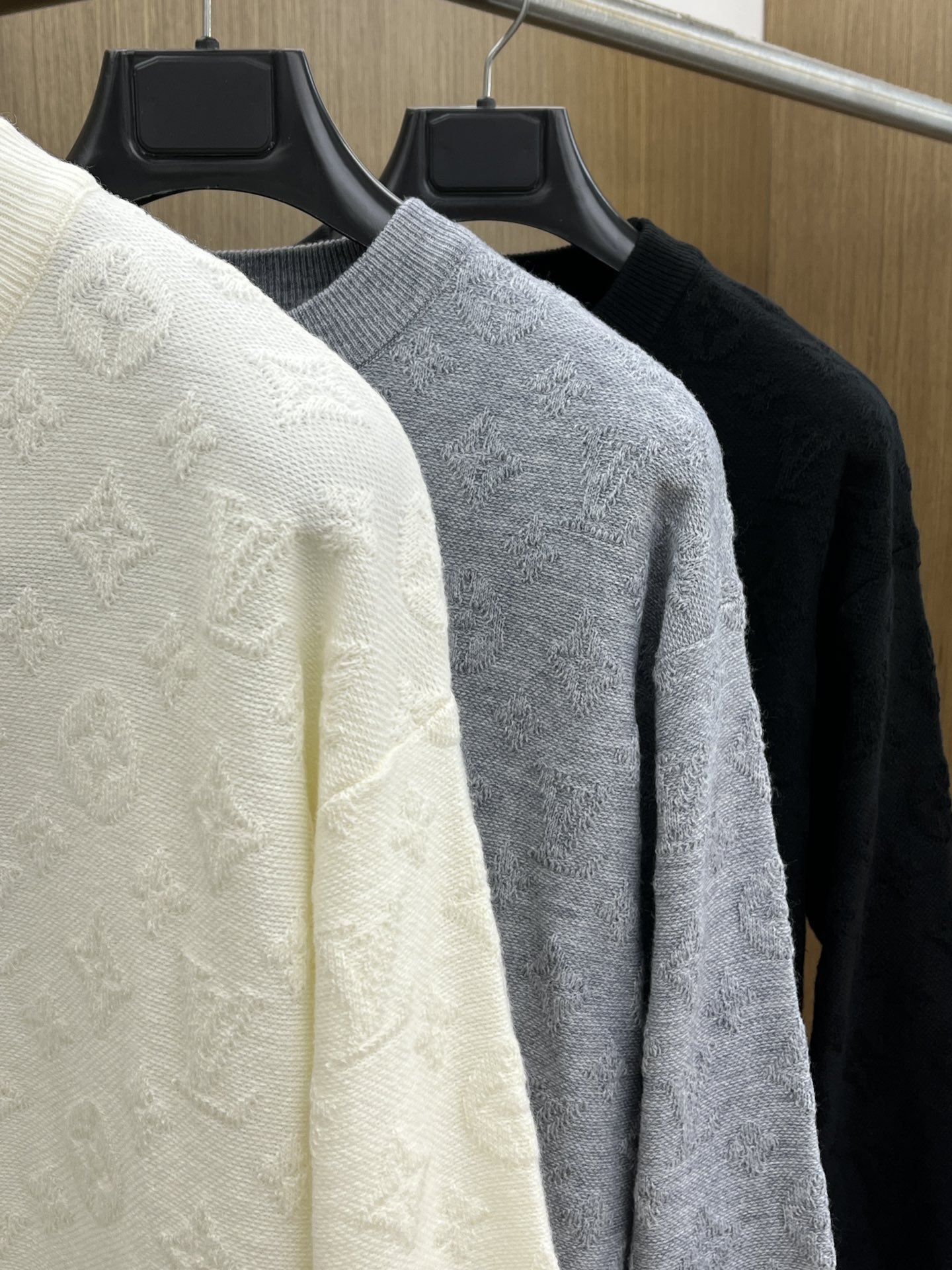 秋冬 LV 🔥🔥毛衣 2025秋冬最新系列，专柜1:1顶级复刻，全品相！加厚款，时下最流行的老钱风，老板