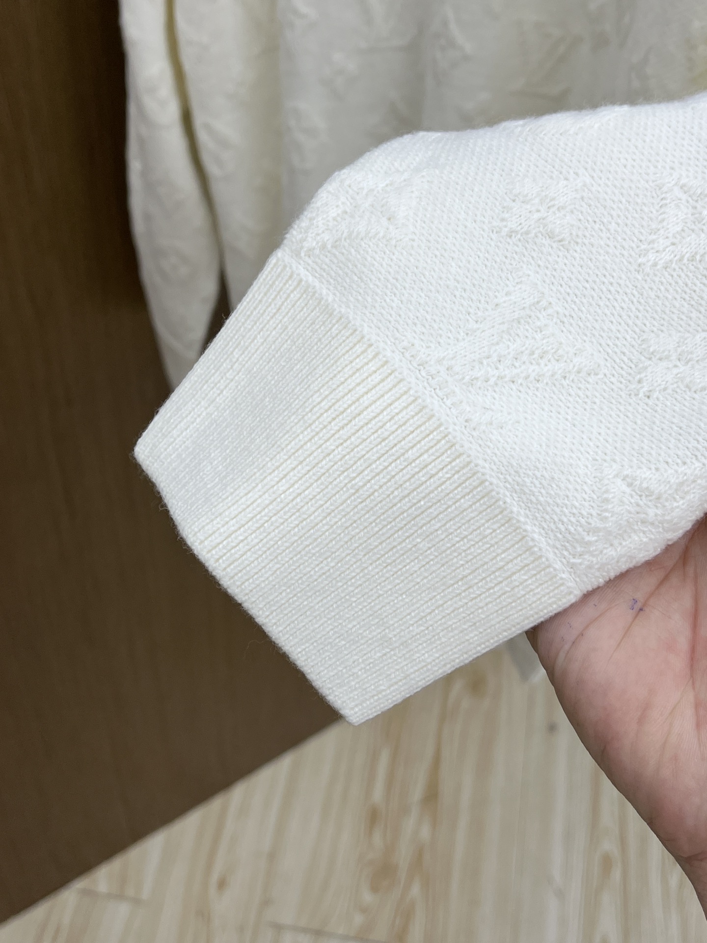 秋冬 LV 🔥🔥毛衣 2025秋冬最新系列，专柜1:1顶级复刻，全品相！加厚款，时下最流行的老钱风，老板