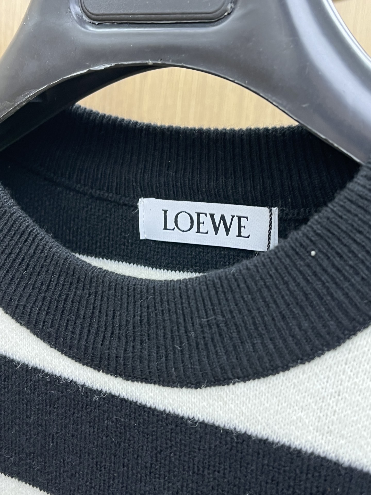 秋冬 loe 🔥🔥毛衣 2025秋冬最新系列，专柜1:1顶级复刻，全品相！加厚款，时下最流行的老钱风，老