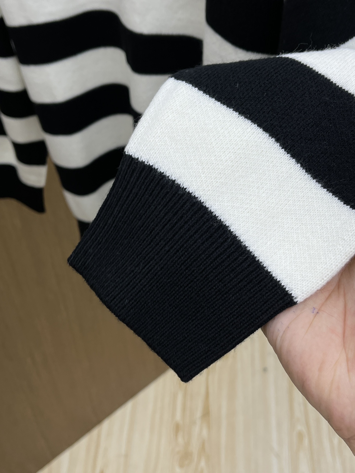 秋冬 loe 🔥🔥毛衣 2025秋冬最新系列，专柜1:1顶级复刻，全品相！加厚款，时下最流行的老钱风，老