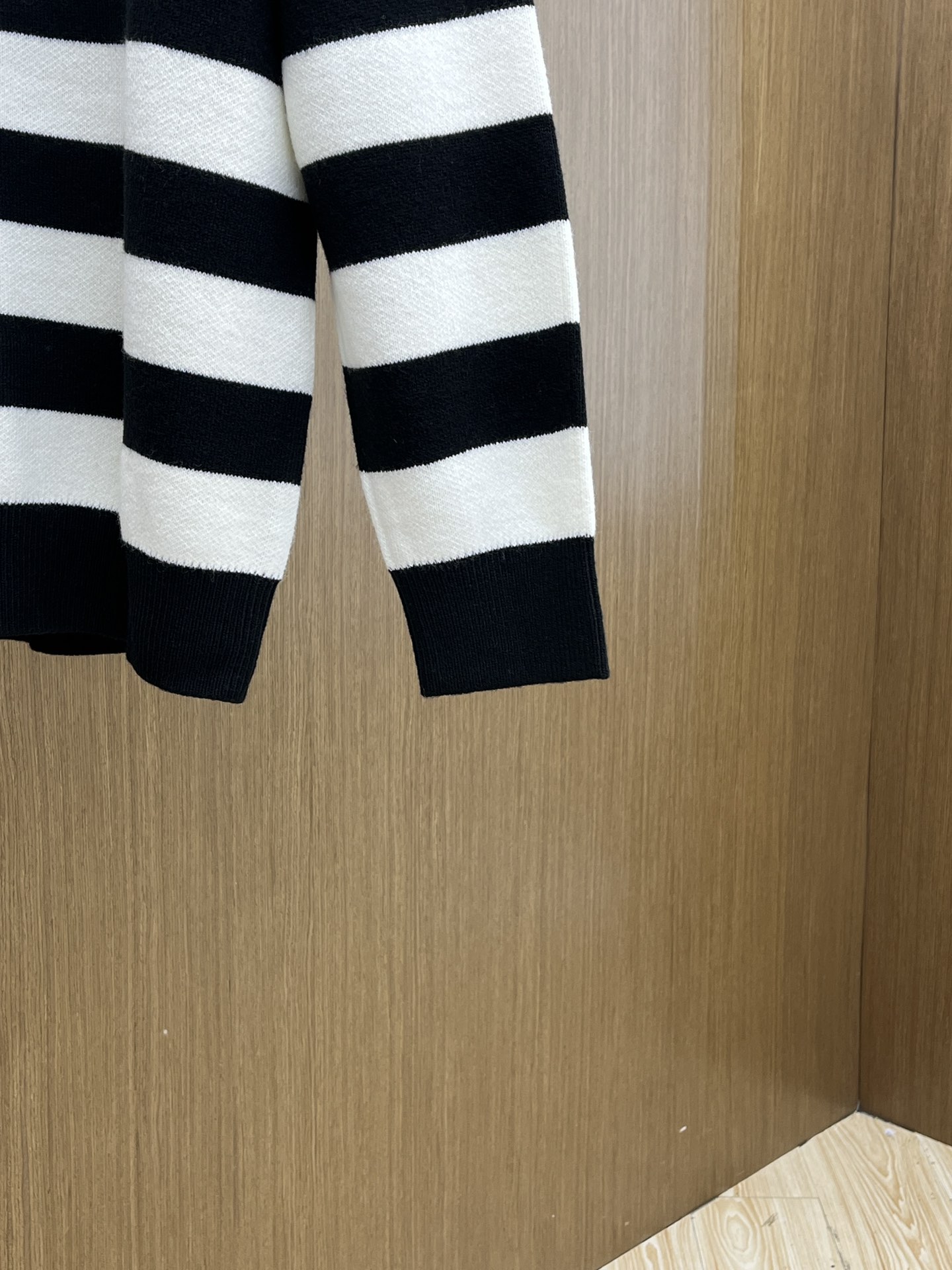 秋冬 loe 🔥🔥毛衣 2025秋冬最新系列，专柜1:1顶级复刻，全品相！加厚款，时下最流行的老钱风，老