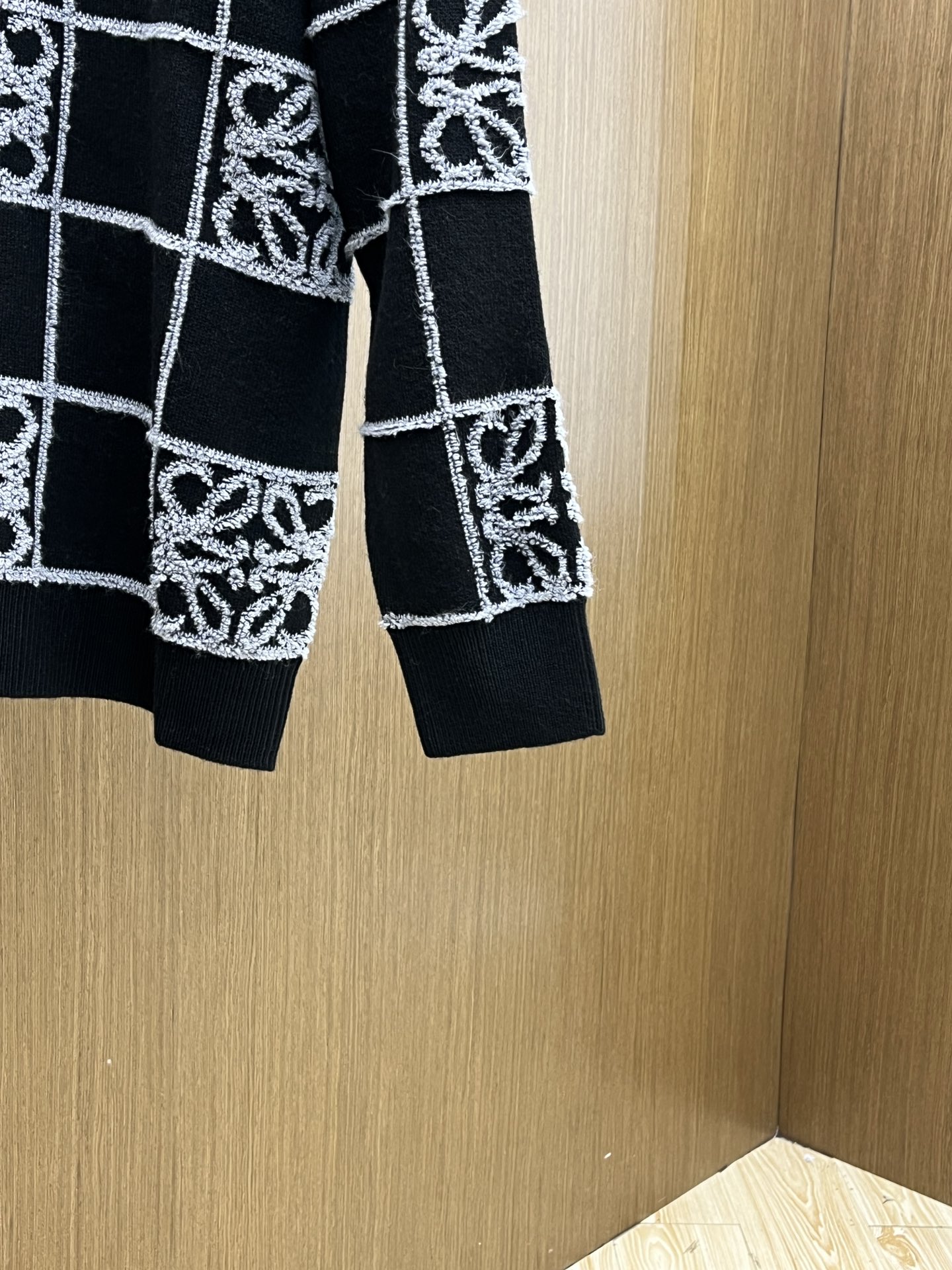 秋冬 LOE 🔥🔥毛衣 2025秋冬最新系列，专柜1:1顶级复刻，全品相！加厚款，时下最流行的老钱风，老