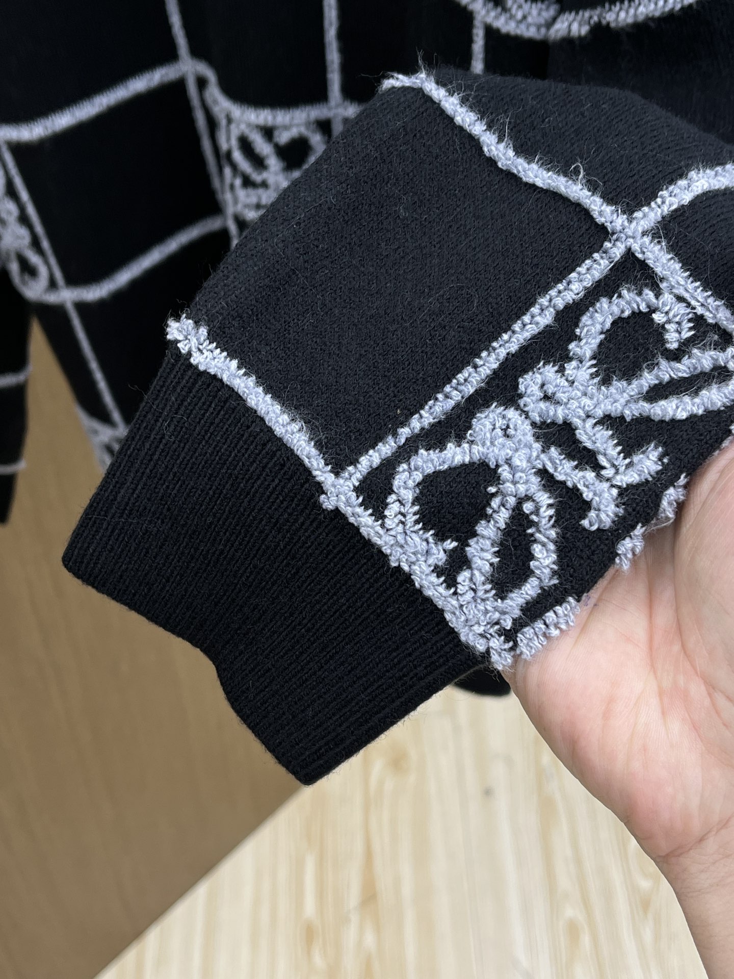 秋冬 LOE 🔥🔥毛衣 2025秋冬最新系列，专柜1:1顶级复刻，全品相！加厚款，时下最流行的老钱风，老