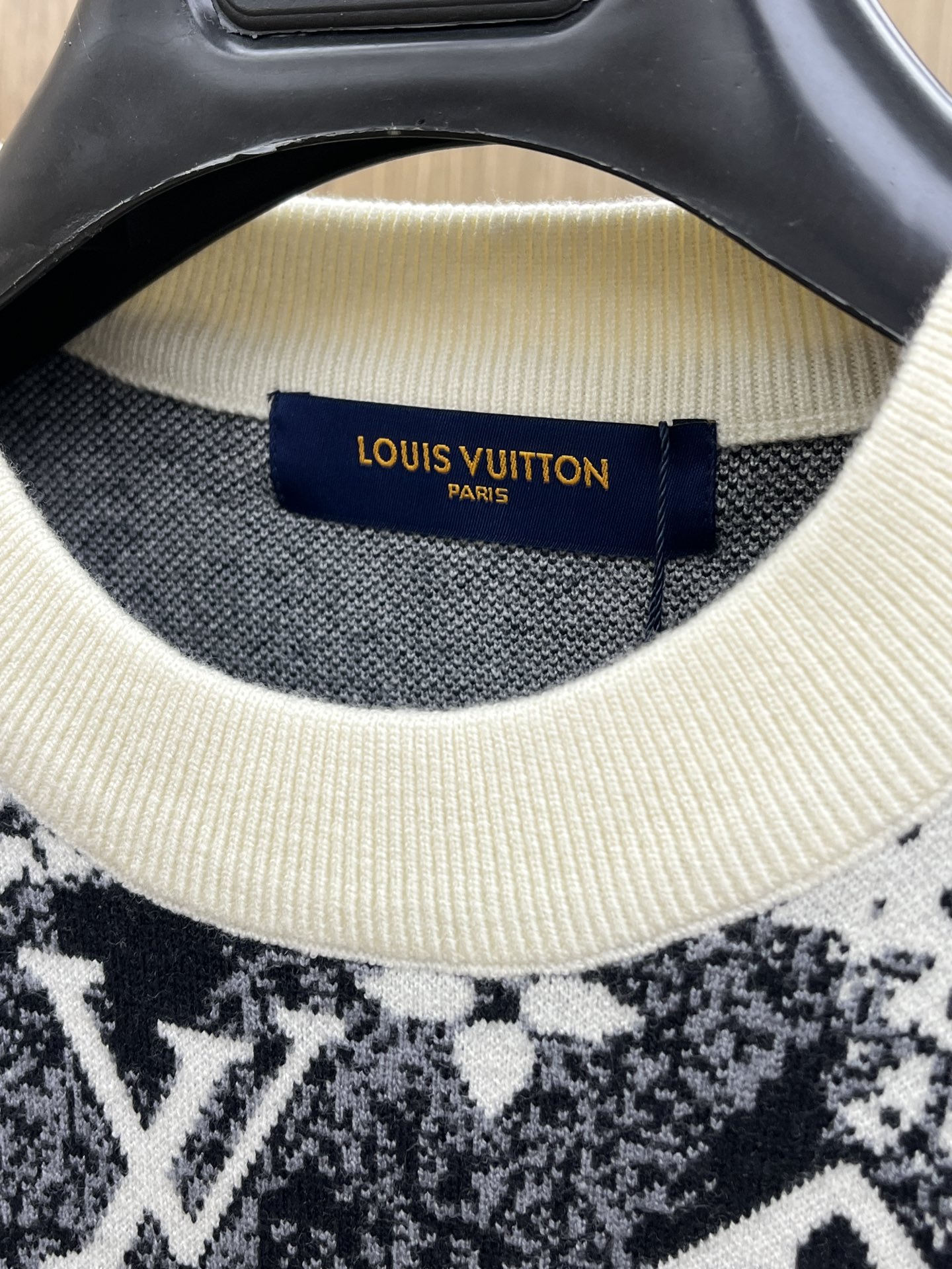 秋冬 LV 🔥🔥毛衣 2025秋冬最新系列，专柜1:1顶级复刻，全品相！加厚款，时下最流行的老钱风，老板