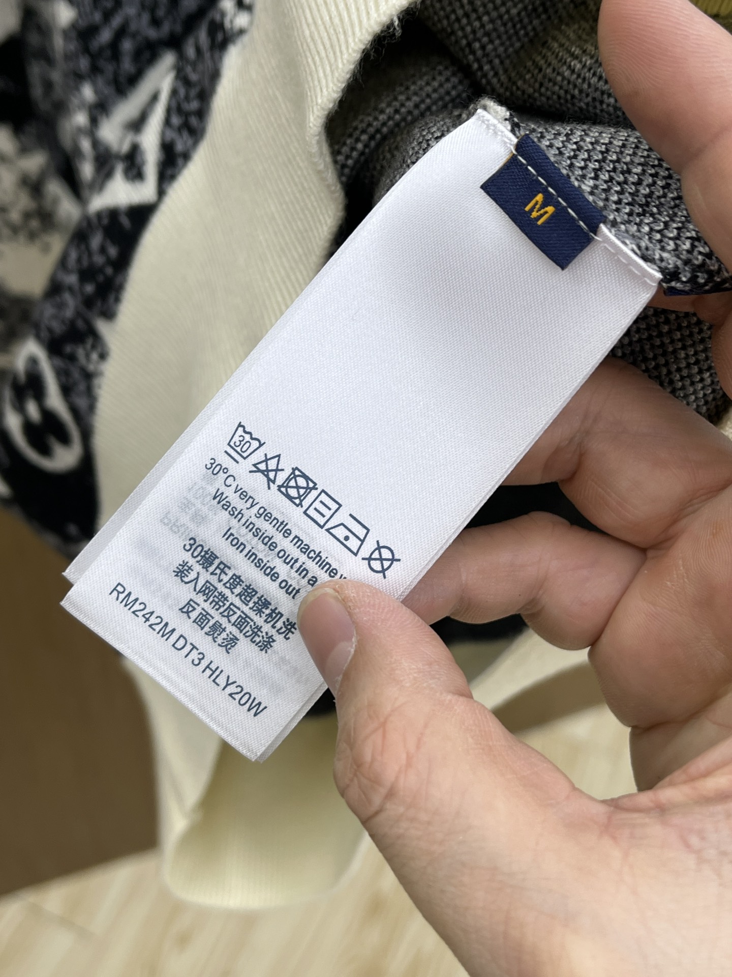 秋冬 LV 🔥🔥毛衣 2025秋冬最新系列，专柜1:1顶级复刻，全品相！加厚款，时下最流行的老钱风，老板