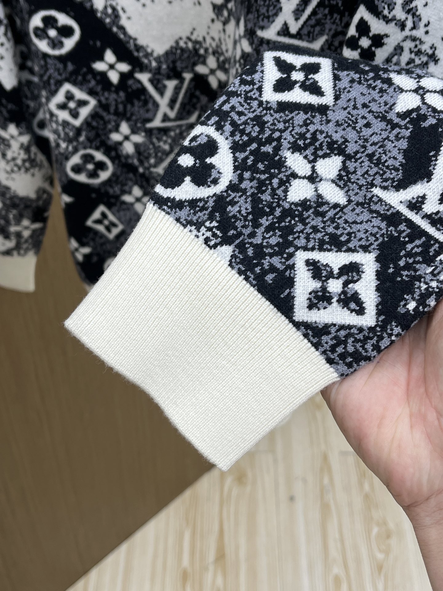 秋冬 LV 🔥🔥毛衣 2025秋冬最新系列，专柜1:1顶级复刻，全品相！加厚款，时下最流行的老钱风，老板