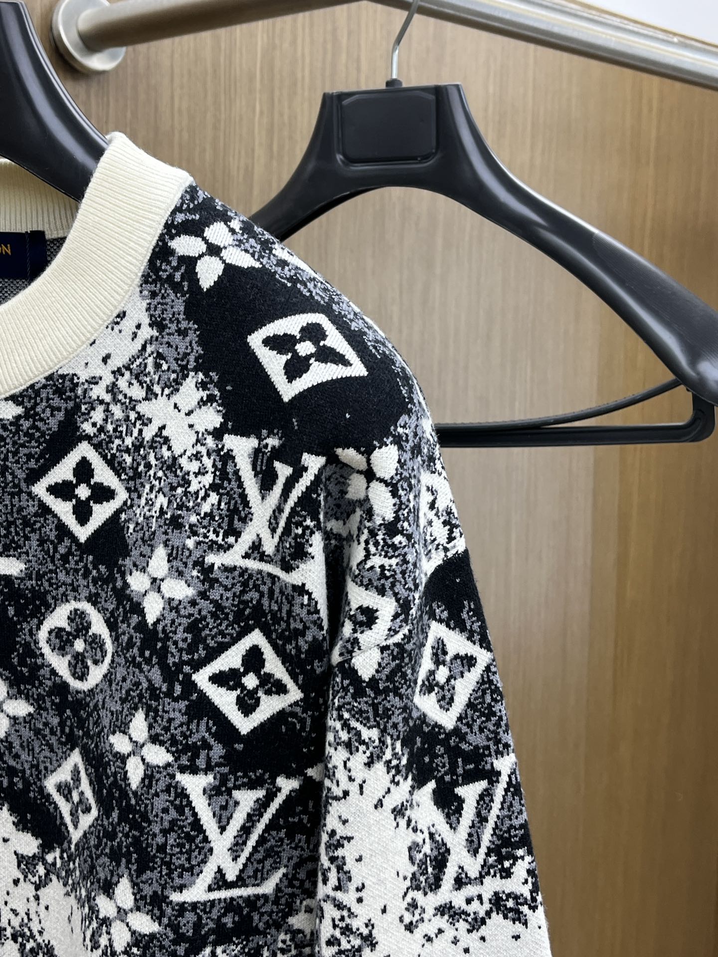 秋冬 LV 🔥🔥毛衣 2025秋冬最新系列，专柜1:1顶级复刻，全品相！加厚款，时下最流行的老钱风，老板