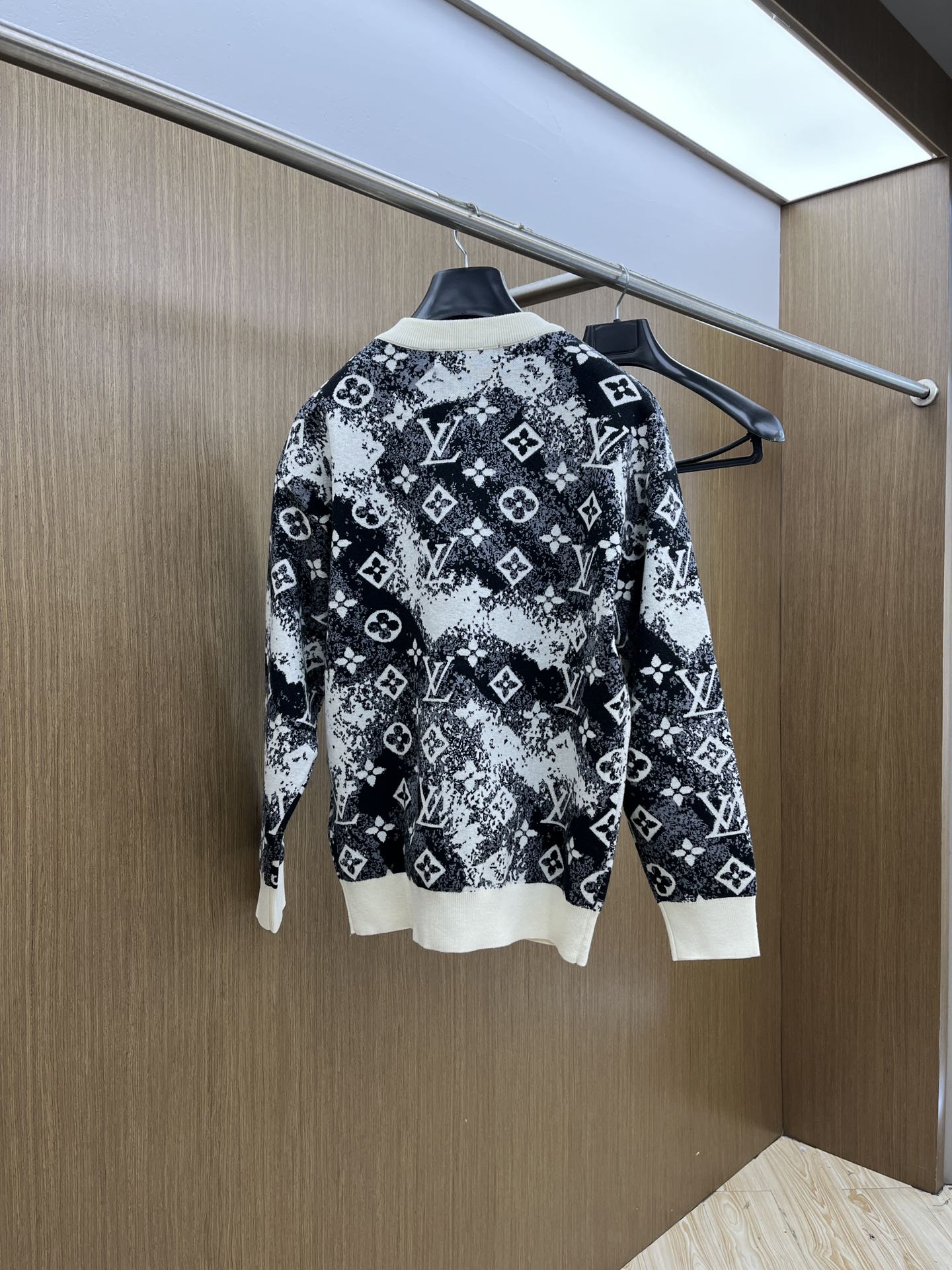 秋冬 LV 🔥🔥毛衣 2025秋冬最新系列，专柜1:1顶级复刻，全品相！加厚款，时下最流行的老钱风，老板