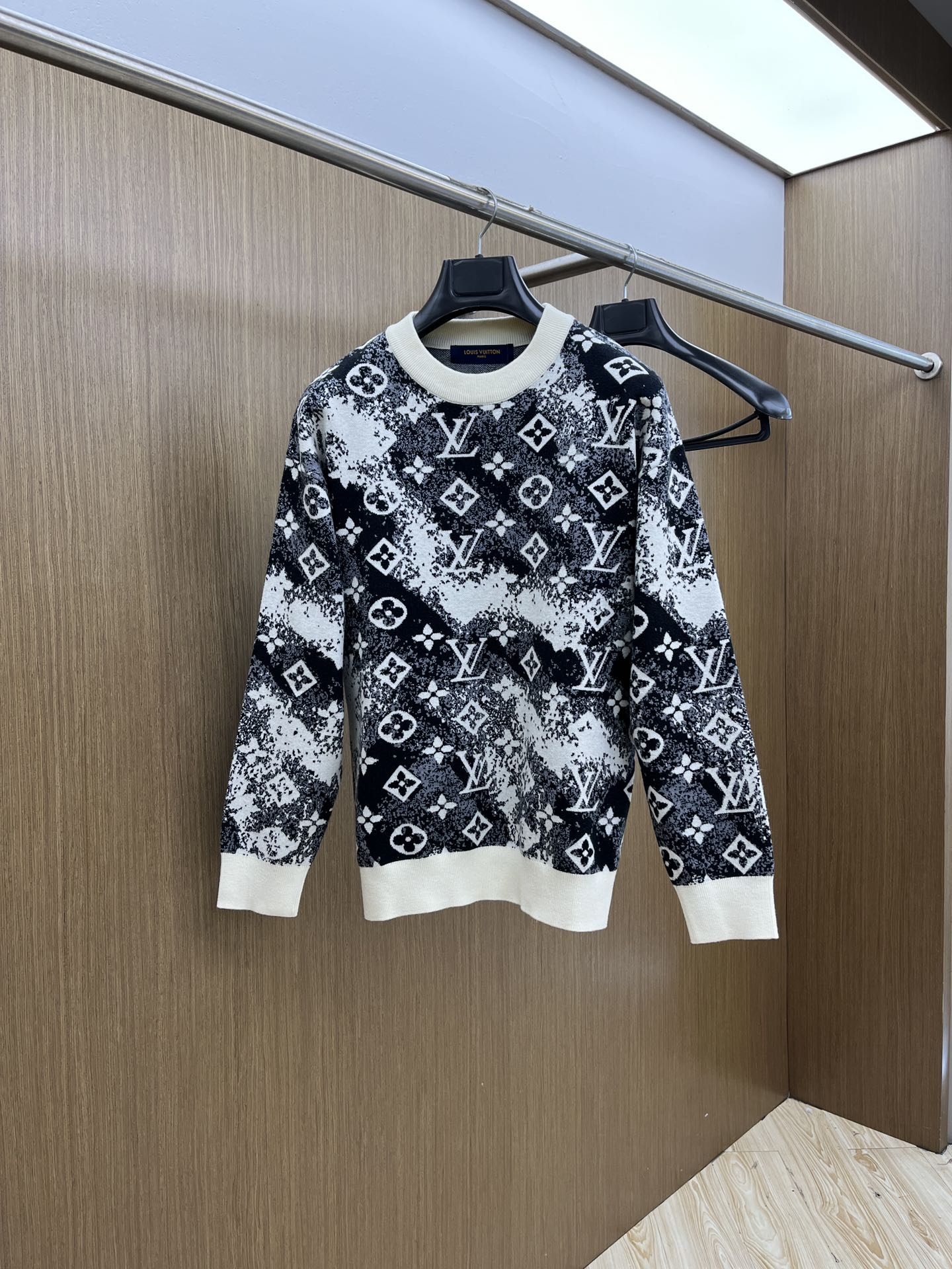 NO:646648,Autumn and winter LV sweaters, the latest series of autumn and winter, 1:1 top replica at the counter, all in good condition!  Thick style, the most popular old money style nowadays, a must-have item for the boss!  The knowledgeable boss quickly buys bld fabric wool size M~3Xl, louis vuitton, sweaters, alexander wang19860909秋冬 LV 毛衣 秋冬最新系列,专柜1:1顶级复刻,全品相！加厚款,时下最流行的老钱风,老板必备单品！懂货的老板赶紧下手bld 面料羊毛 尺码M~3Xl,,louis vuitton,sweaters,alexander wang,Men's clothing