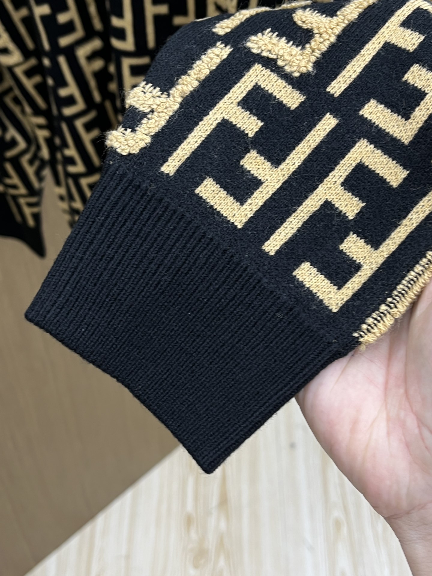 秋冬 FD 🔥🔥毛衣 2025秋冬最新系列，专柜1:1顶级复刻，全品相！加厚款，时下最流行的老钱风，老板