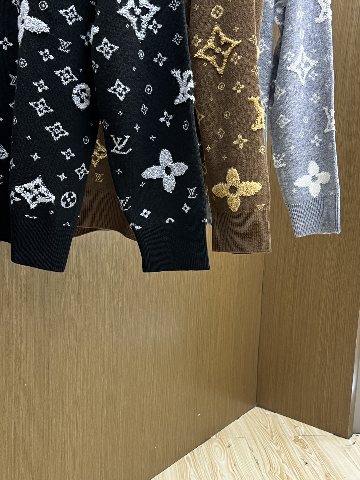 秋冬 LV 🔥🔥毛衣 2025秋冬最新系列，专柜1:1顶级复刻，全品相！加厚款，时下最流行的老钱风，老板