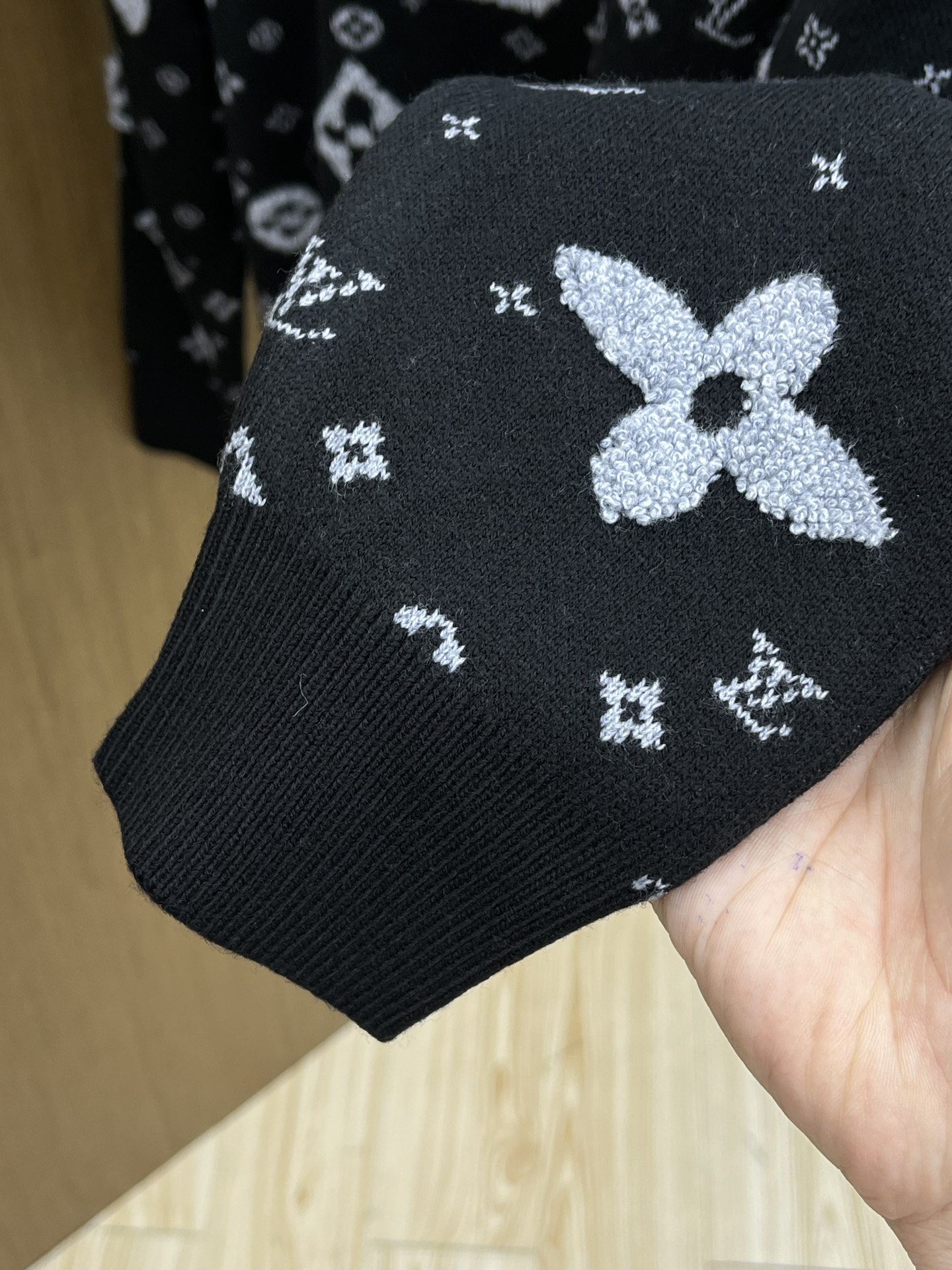 秋冬 LV 🔥🔥毛衣 2025秋冬最新系列，专柜1:1顶级复刻，全品相！加厚款，时下最流行的老钱风，老板