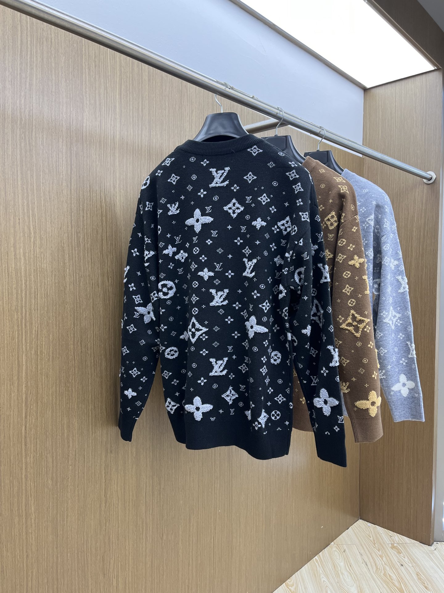 秋冬 LV 🔥🔥毛衣 2025秋冬最新系列，专柜1:1顶级复刻，全品相！加厚款，时下最流行的老钱风，老板