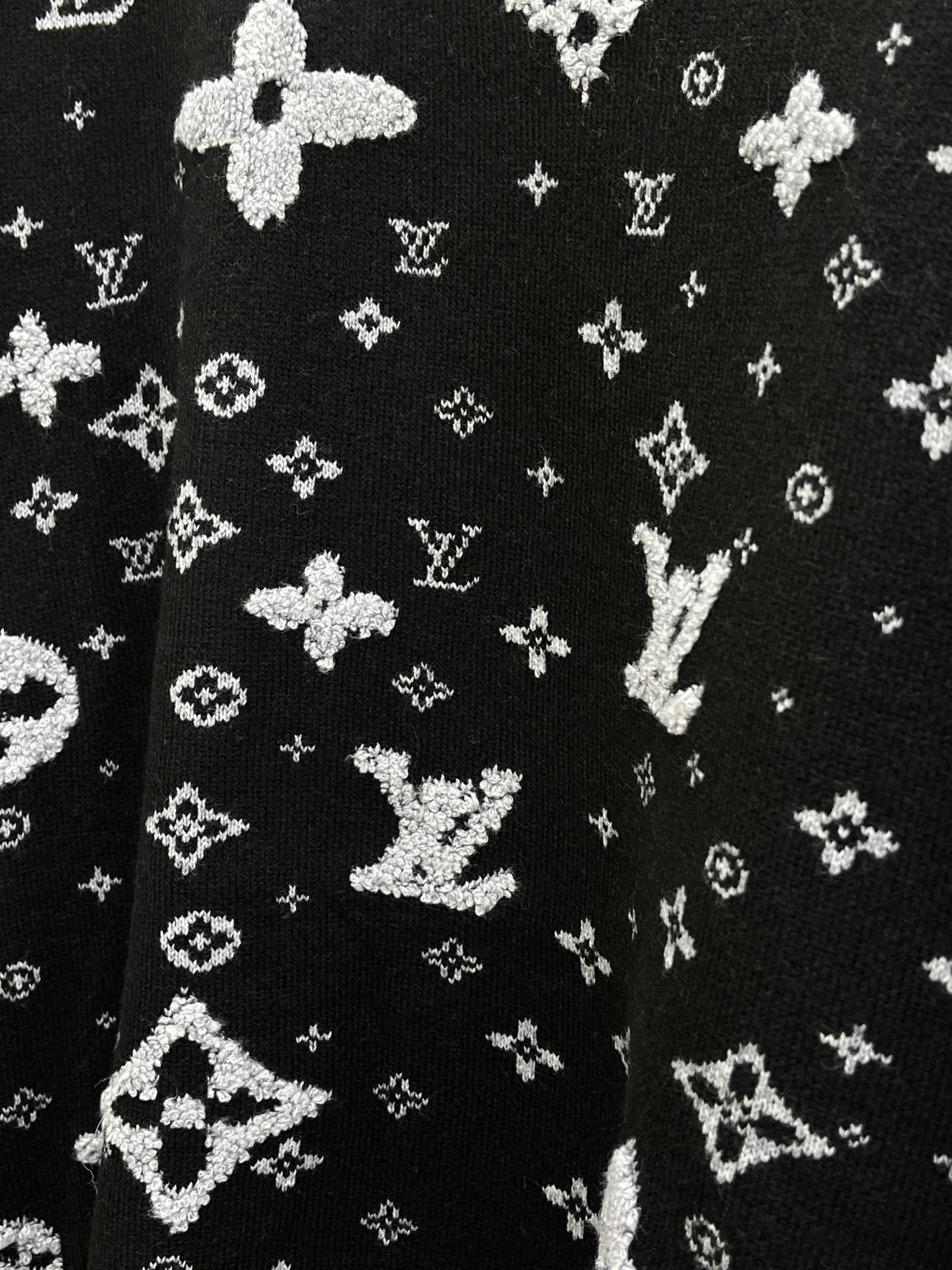 秋冬 LV 🔥🔥毛衣 2025秋冬最新系列，专柜1:1顶级复刻，全品相！加厚款，时下最流行的老钱风，老板